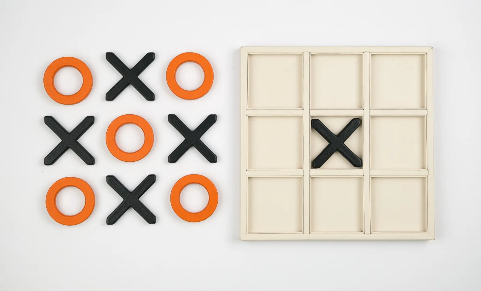 Ảnh Studio Bộ cờ Tic Tac Toe bọc da màu kem - Koi Leather