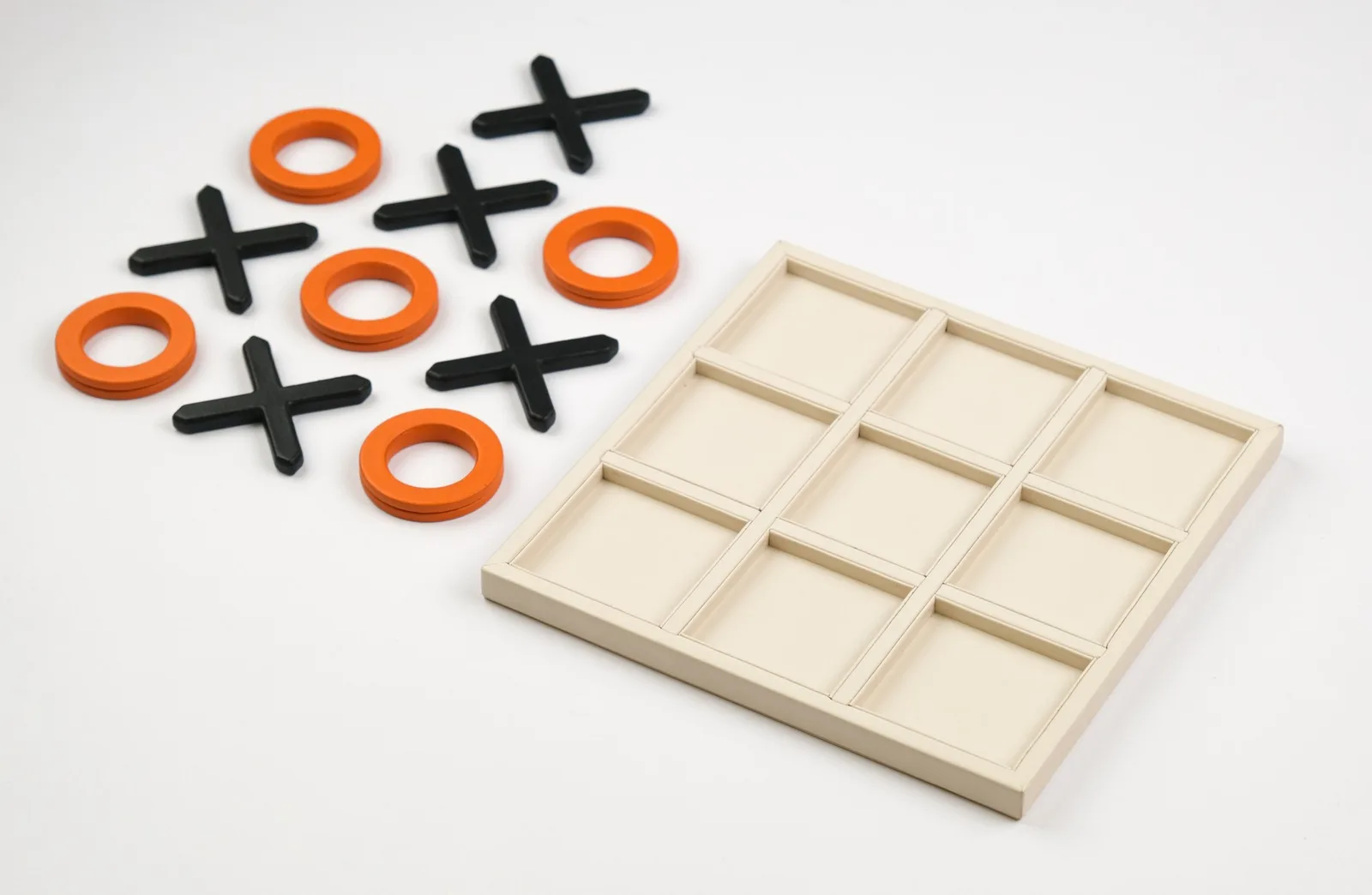 Ảnh Studio Bộ cờ Tic Tac Toe bọc da màu kem - Koi Leather
