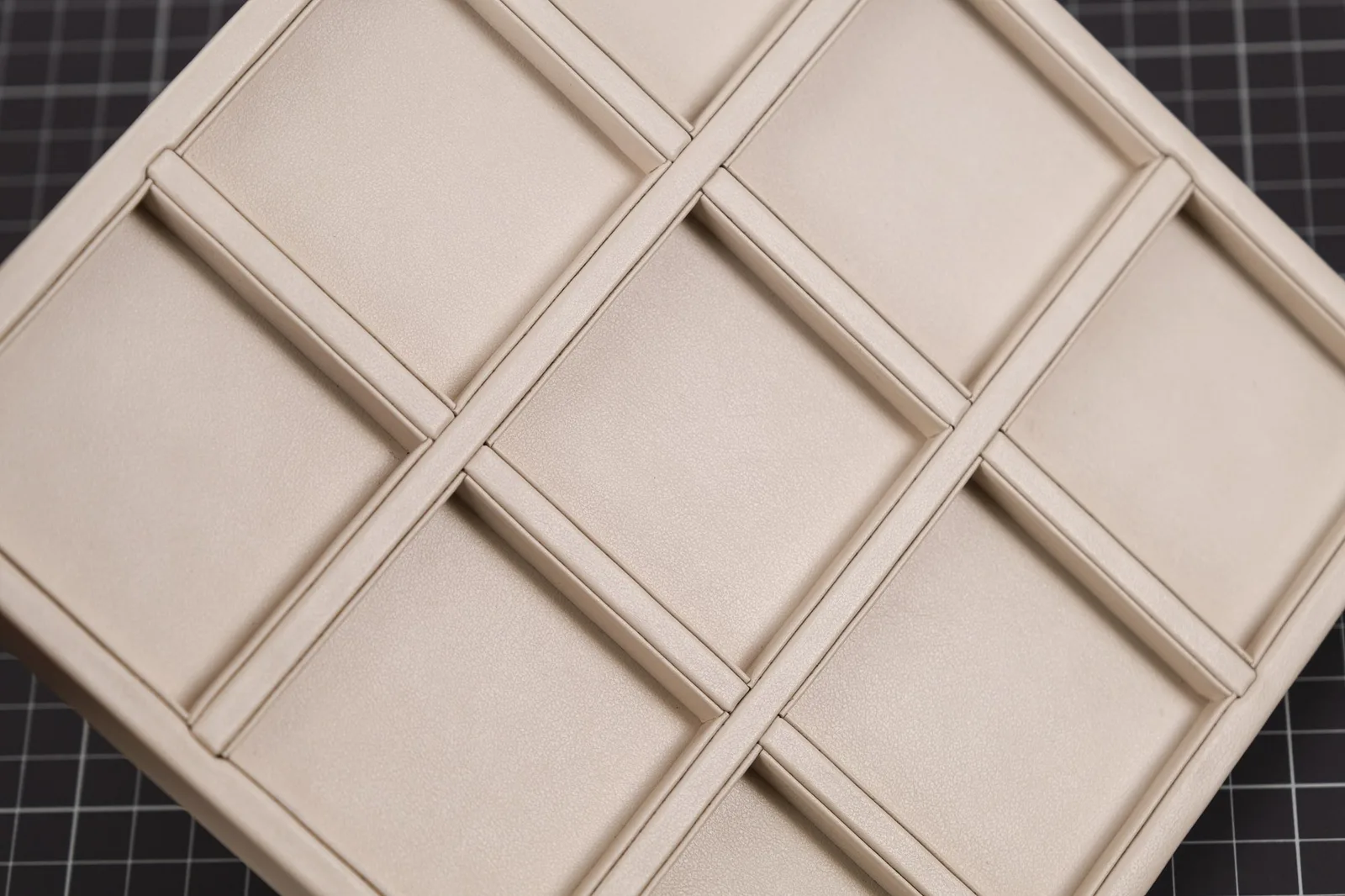 Ảnh Studio Bộ cờ Tic Tac Toe bọc da màu kem - Koi Leather