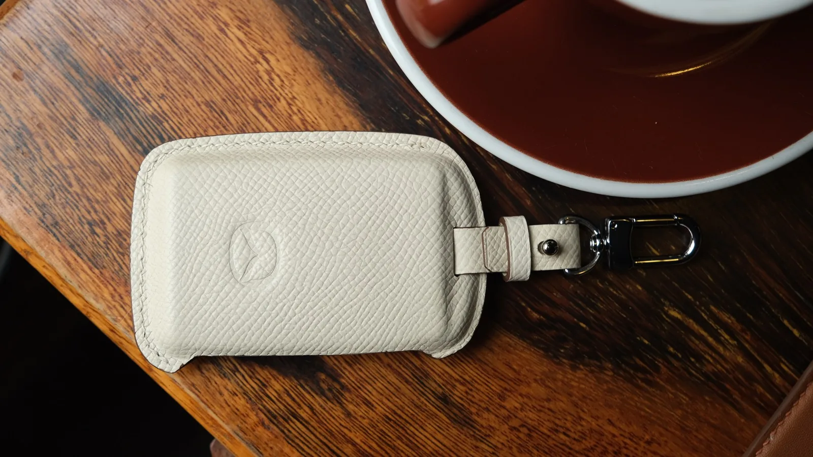 Ảnh Lifestyle Bọc chìa khóa ô tô Mazda da cá sấu và da Epsom xanh mint - Koi Leather