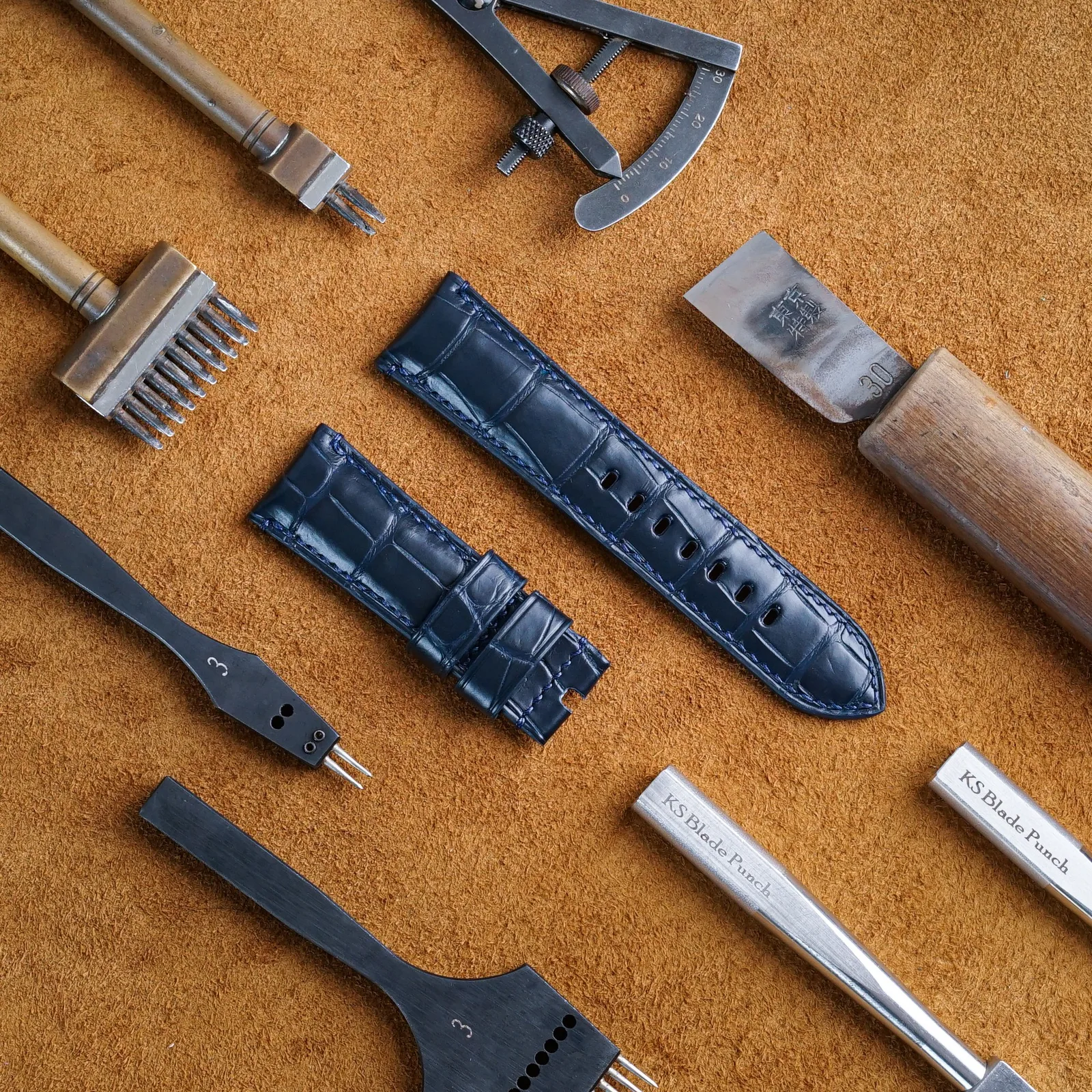 Ảnh Chế tác Dây đồng hồ da cá sấu màu xanh đen may thủ công - Koi Leather