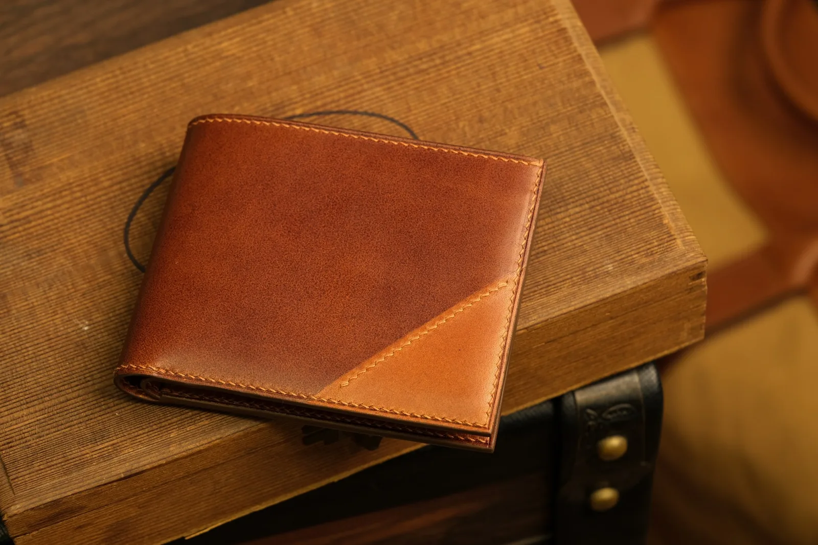 Ảnh Studio Ví ngang da Buttero màu nâu phối góc chéo - Koi Leather