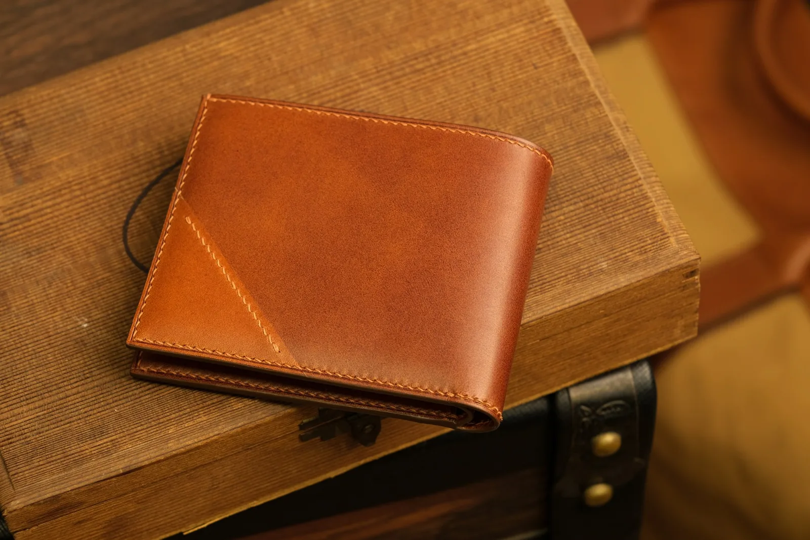 Ảnh Studio Ví ngang da Buttero màu nâu phối góc chéo - Koi Leather