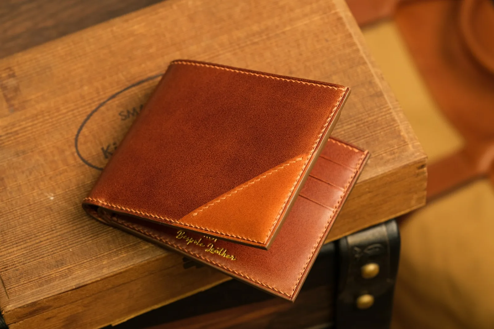 Ảnh Studio Ví ngang da Buttero màu nâu phối góc chéo - Koi Leather
