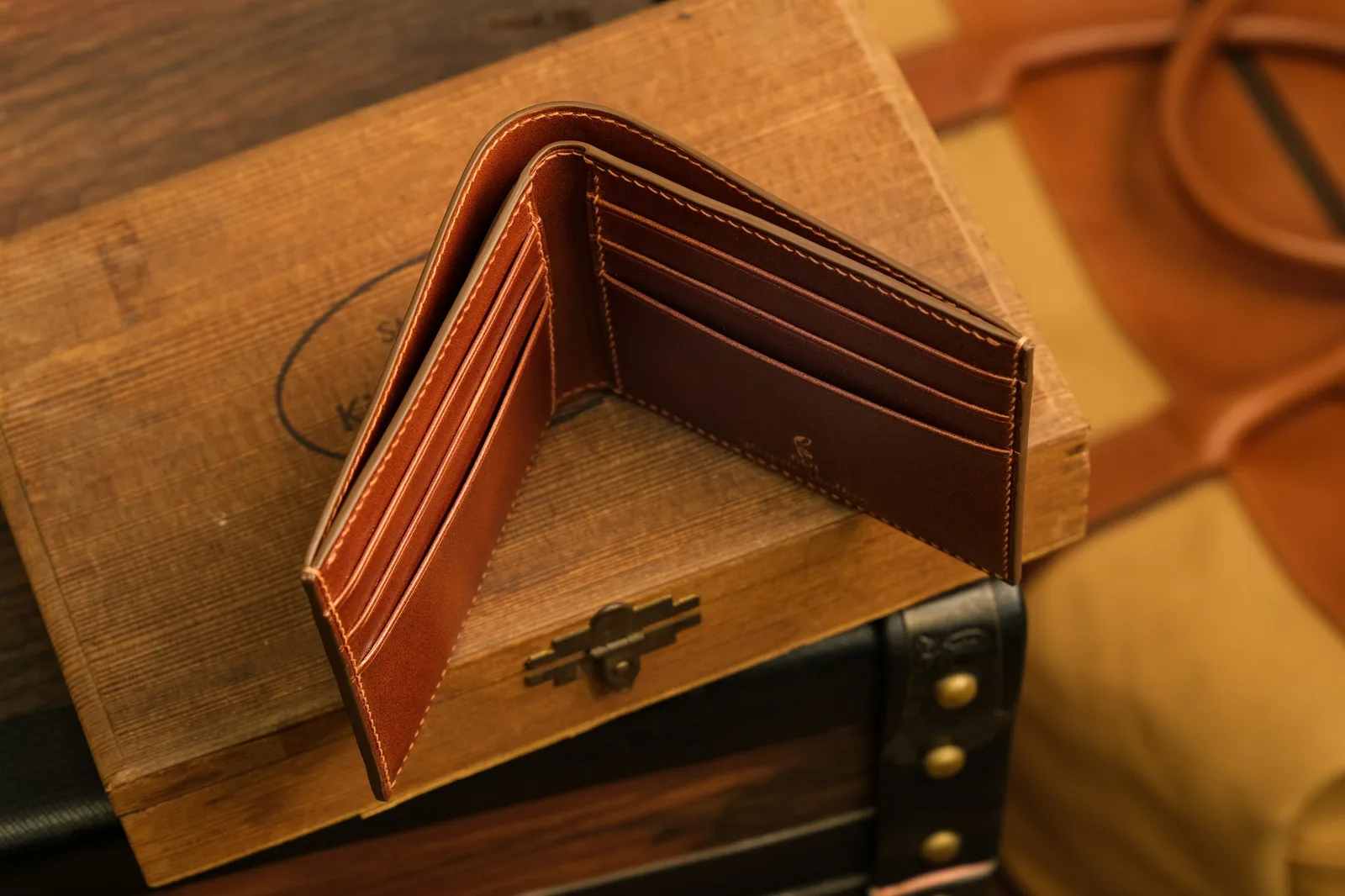 Ảnh Studio Ví ngang da Buttero màu nâu phối góc chéo - Koi Leather