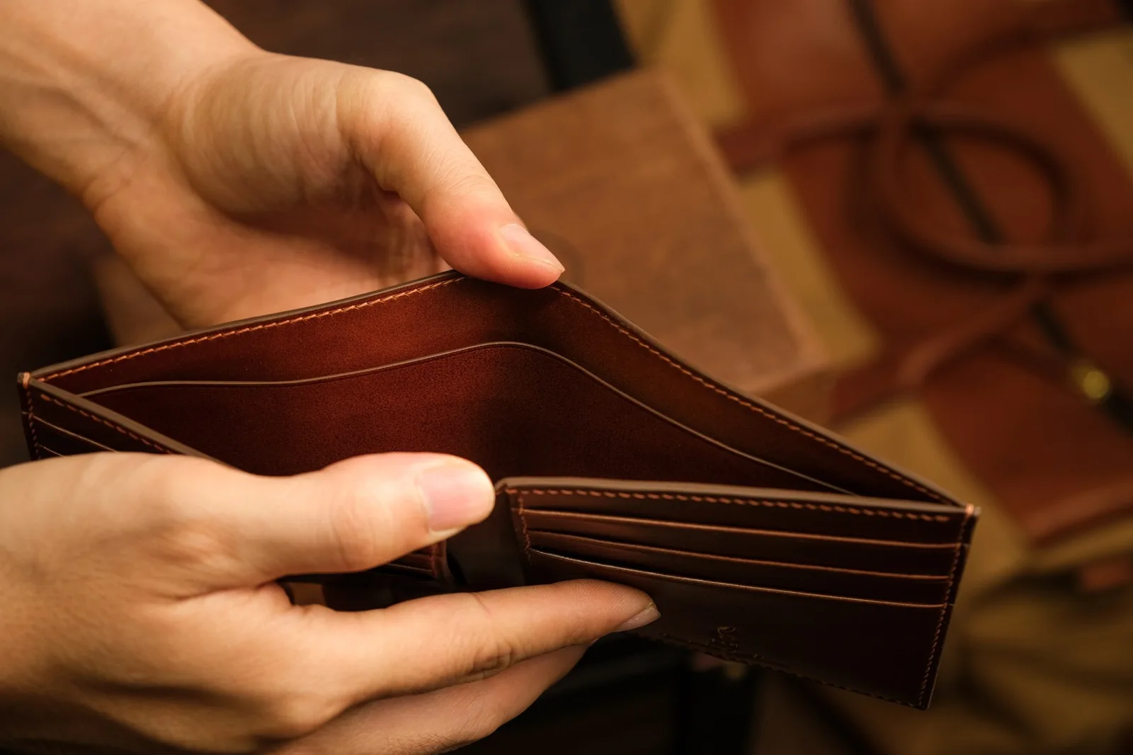 Ảnh Lifestyle Ví ngang da Buttero màu nâu phối góc chéo - Koi Leather