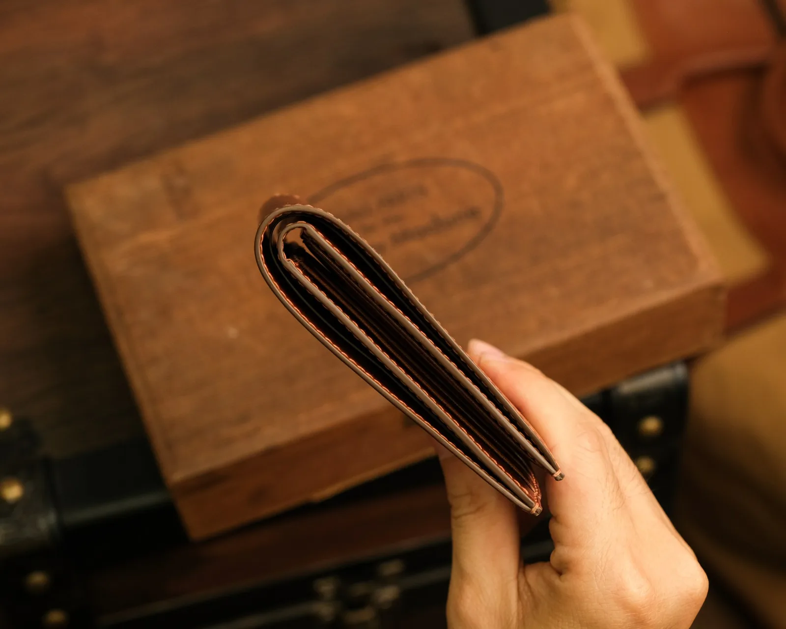 Ảnh Lifestyle Ví ngang da Buttero màu nâu phối góc chéo - Koi Leather
