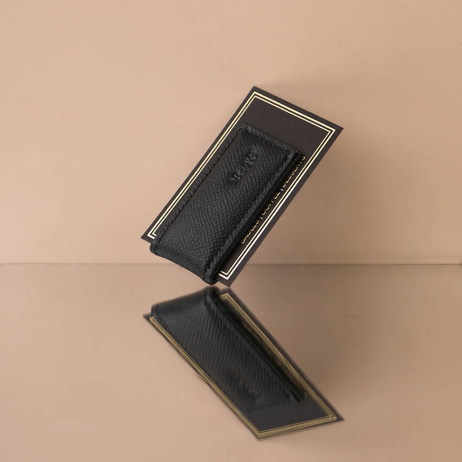 Ảnh Studio Kẹp tiền nam châm da Epsom và da Caviar màu đen - Koi Leather