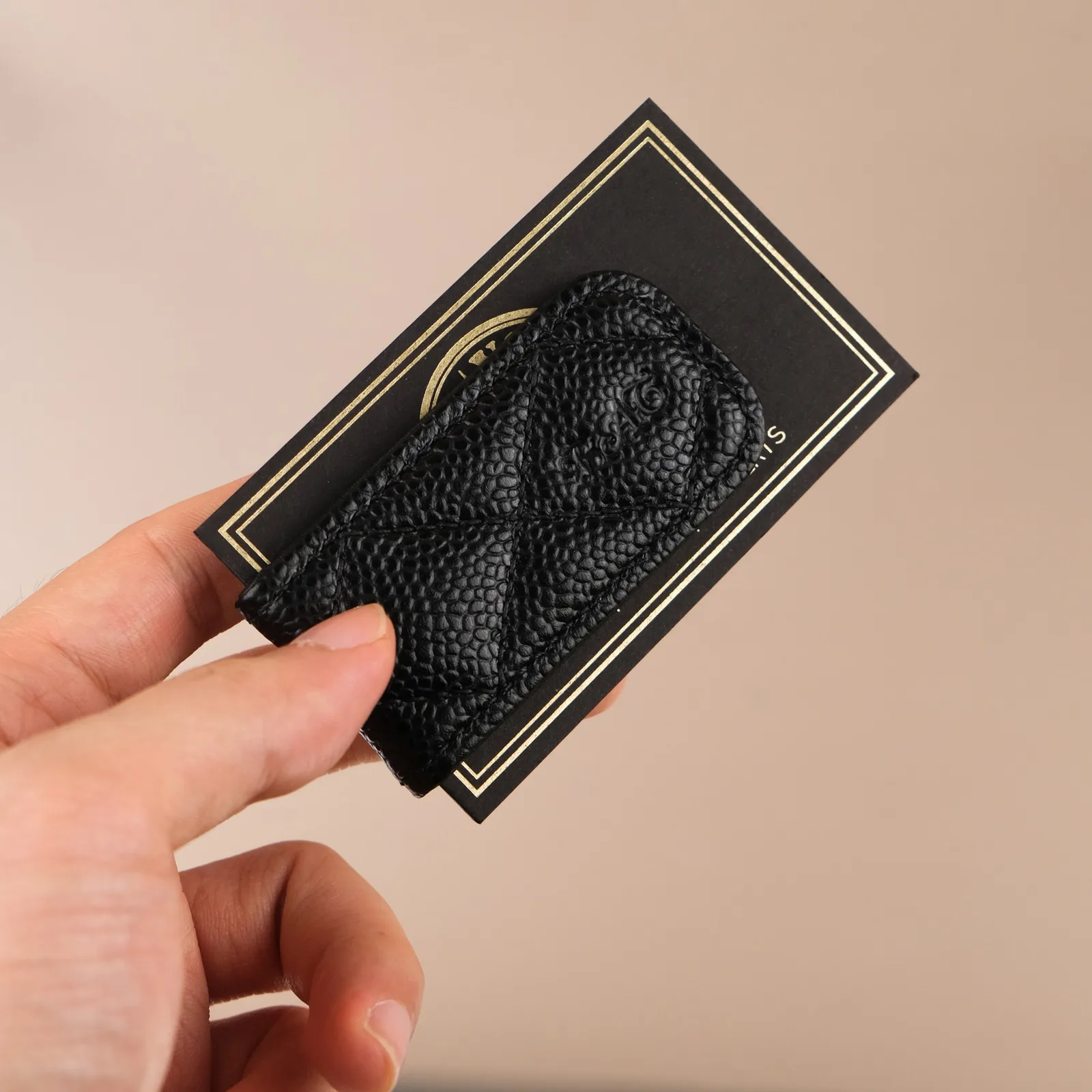 Ảnh Lifestyle Kẹp tiền nam châm da Epsom và da Caviar màu đen - Koi Leather