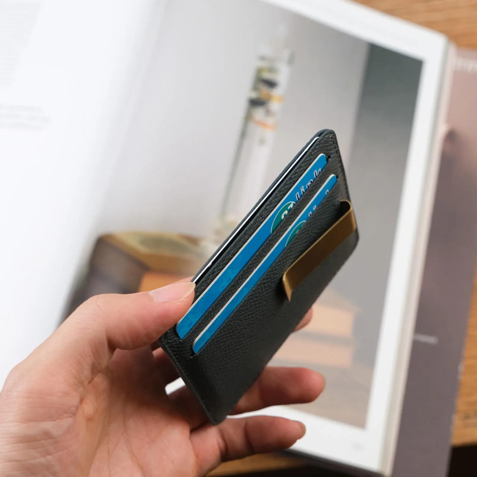 Ảnh Studio Cardholder - KOI Leather