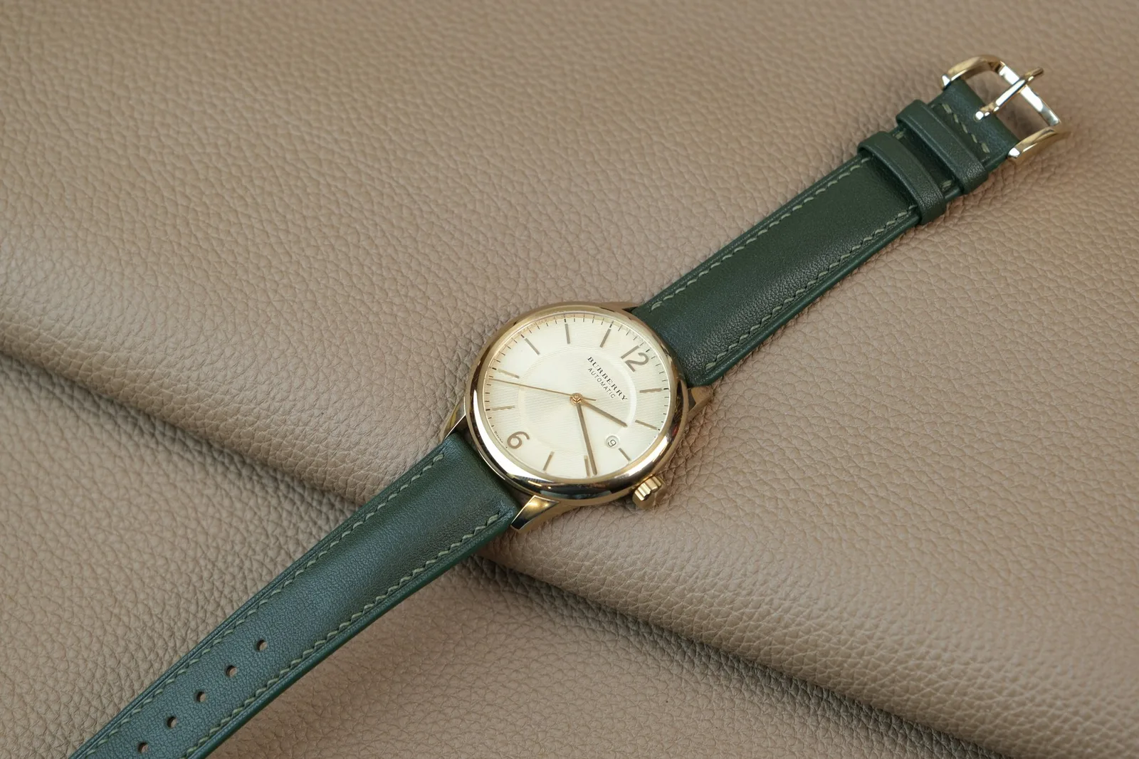 Ảnh Studio Dây đồng hồ da Nappa màu xanh olive cho Burberry - Koi Leather