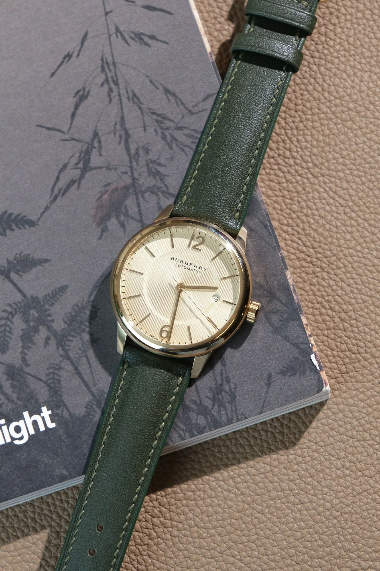 Ảnh Lifestyle Dây đồng hồ da Nappa màu xanh olive cho Burberry - Koi Leather