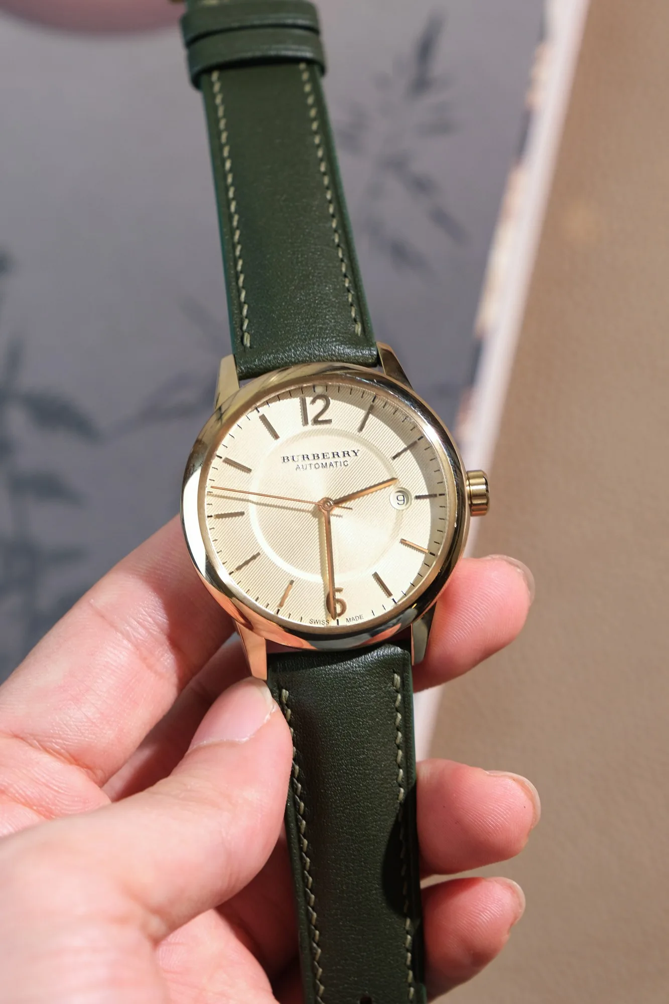 Ảnh Lifestyle Dây đồng hồ da Nappa màu xanh olive cho Burberry - Koi Leather