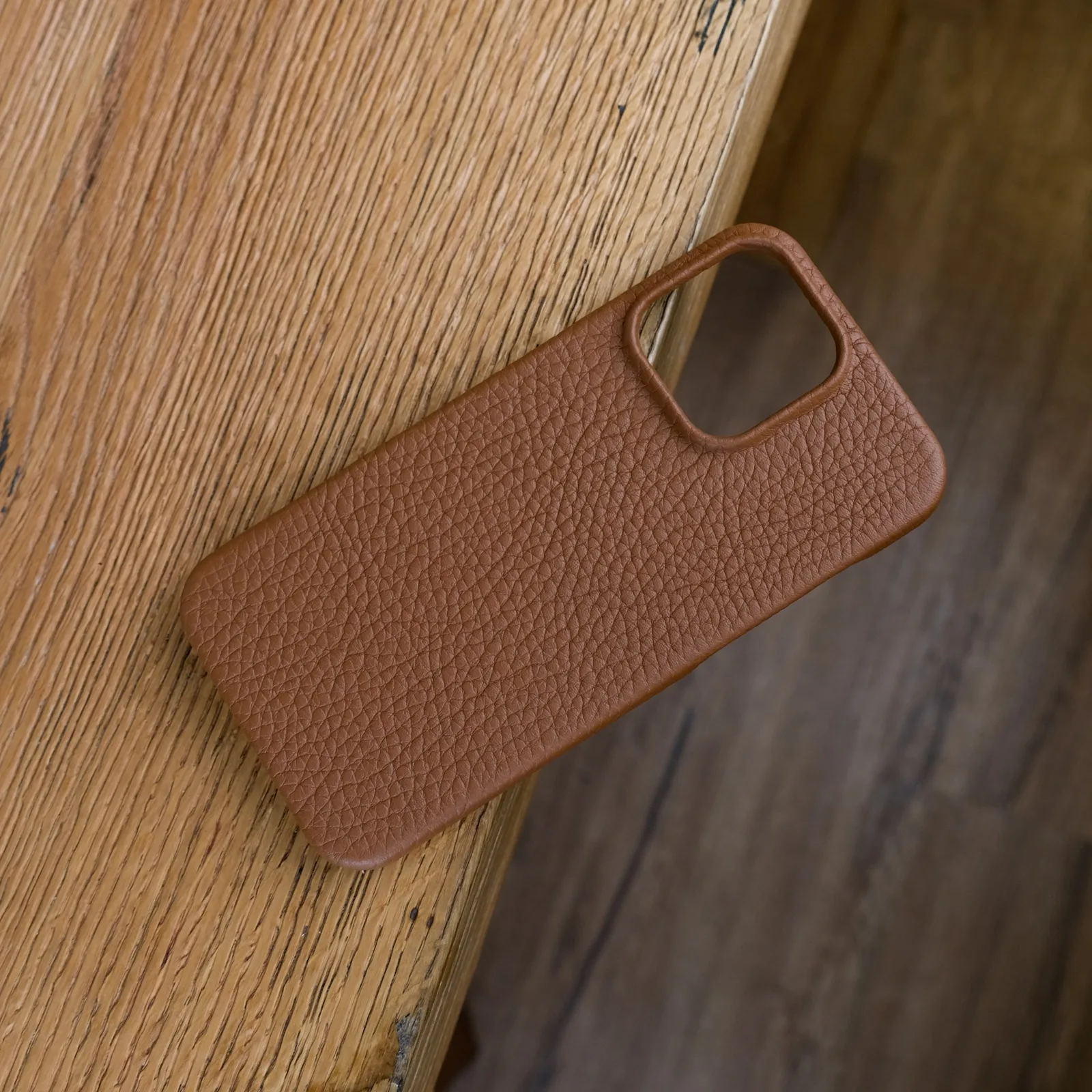 Ảnh Lifestyle Ốp lưng điện thoại da bò vân hạt màu nâu bò - Koi Leather