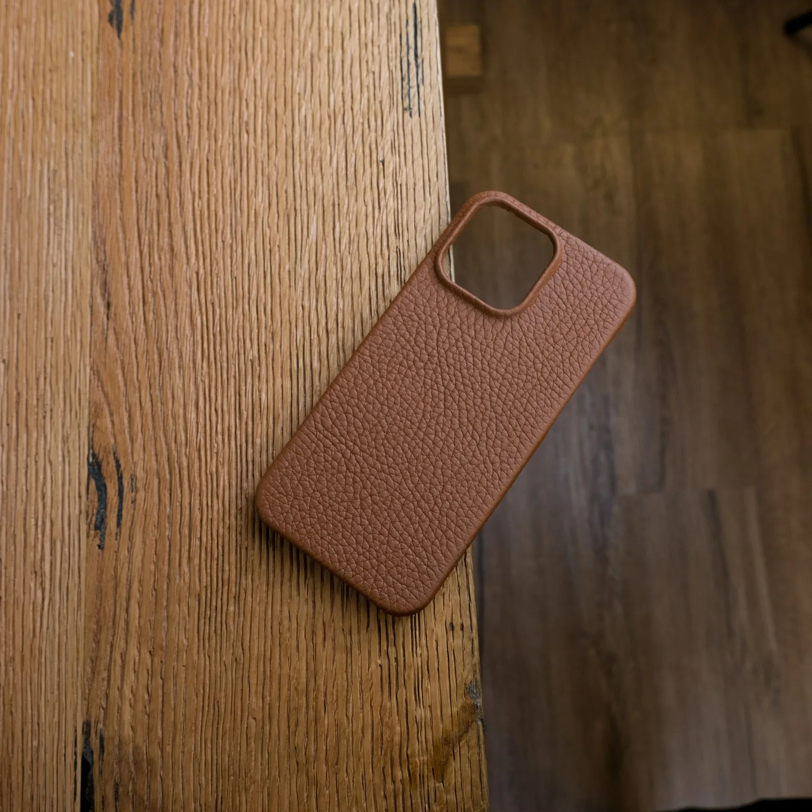 Ảnh Lifestyle Ốp lưng điện thoại da bò vân hạt màu nâu bò - Koi Leather