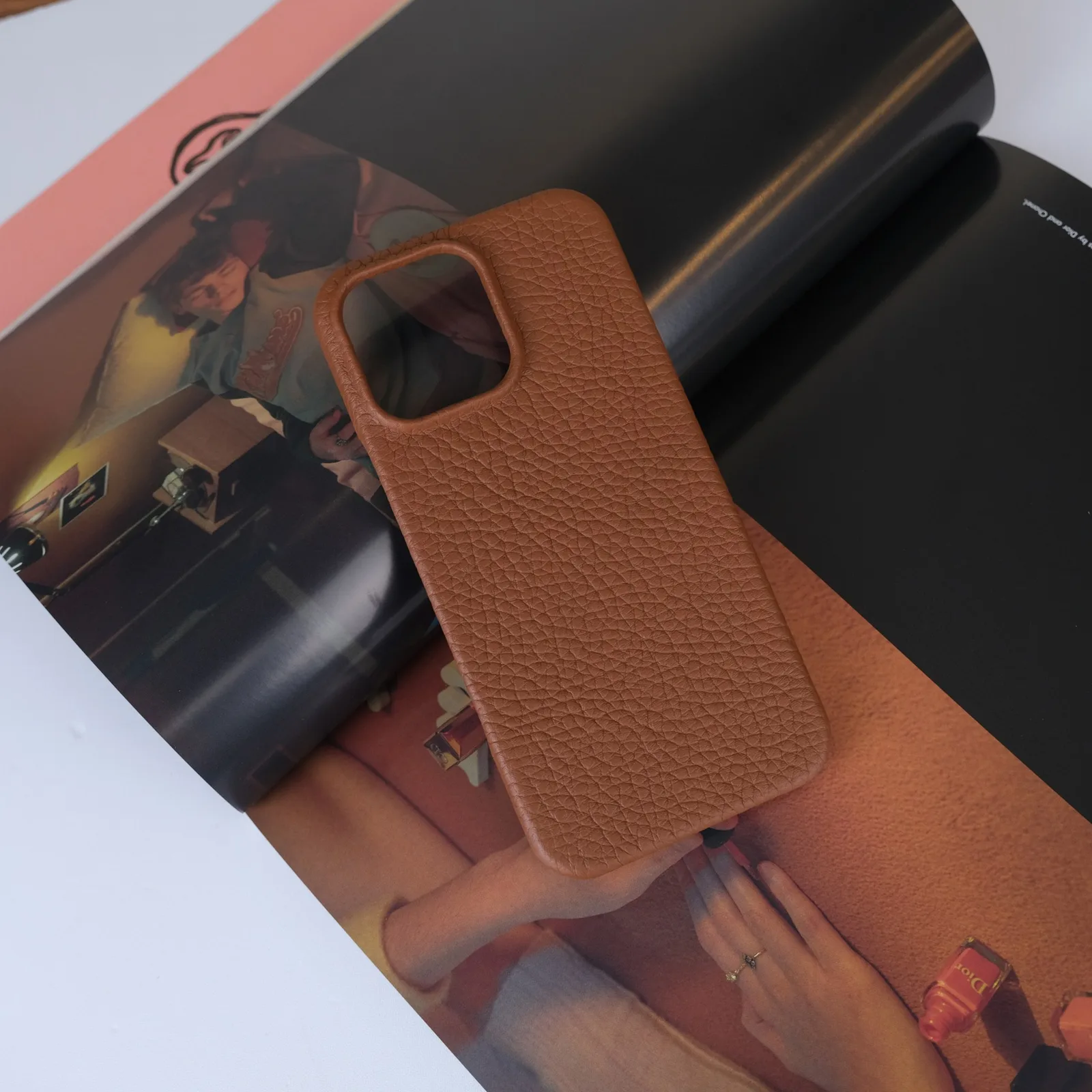 Ảnh Lifestyle Ốp lưng điện thoại da bò vân hạt màu nâu bò - Koi Leather