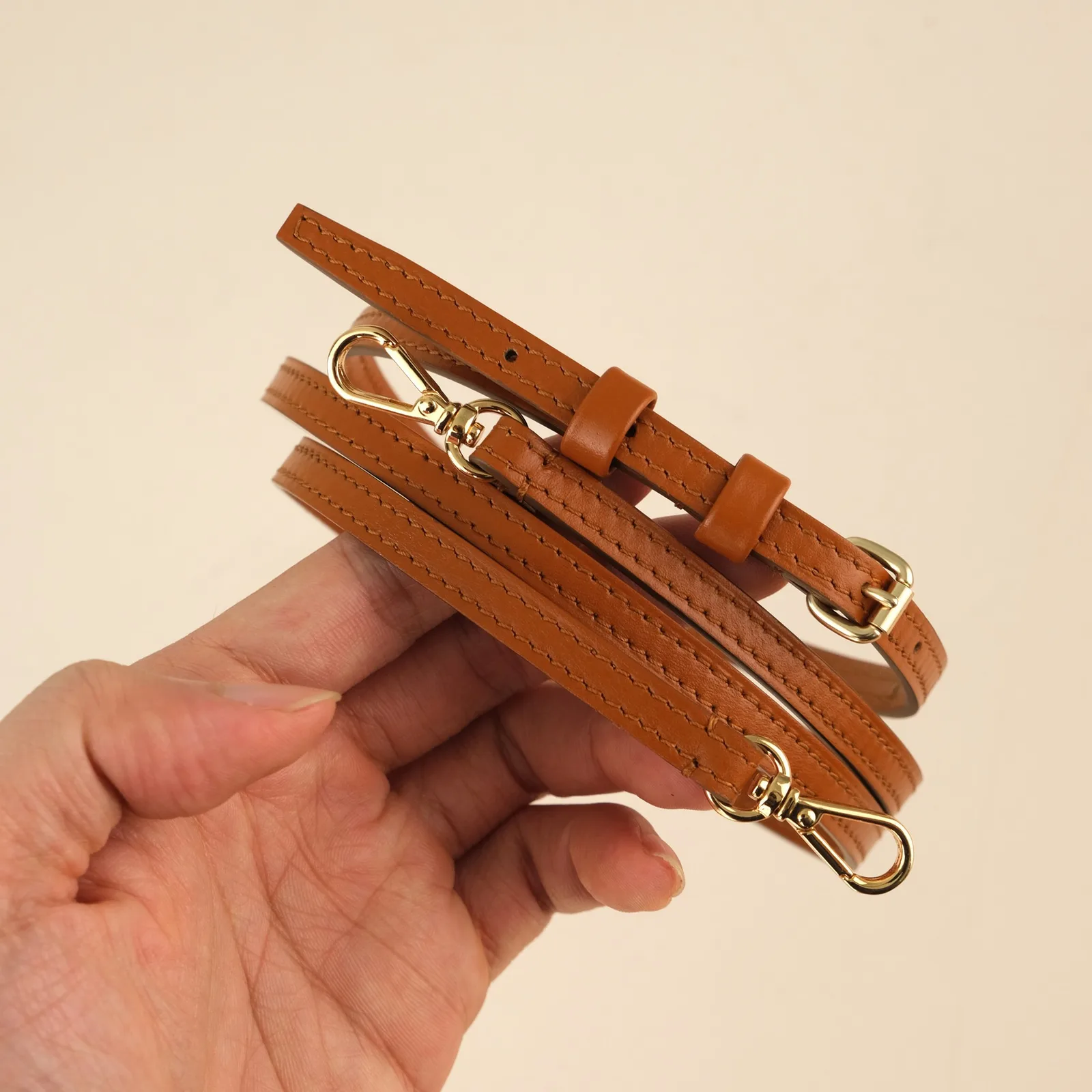 Ảnh Lifestyle Dây đeo túi xách da bò màu nâu vàng bản 9mm - Koi Leather