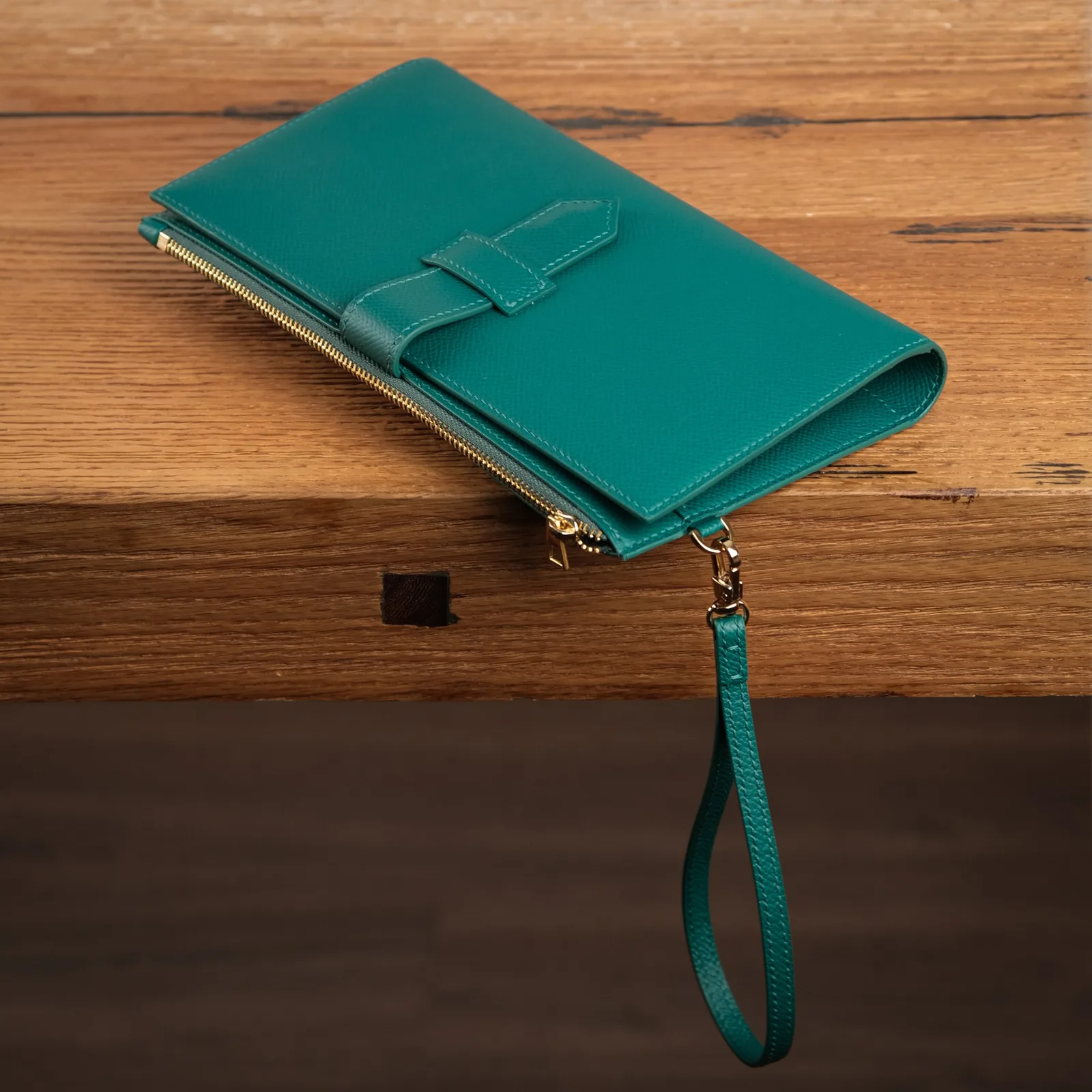 Ảnh Studio Ví đựng hộ chiếu da Epsom màu xanh teal kèm quai đeo tay - Koi Leather