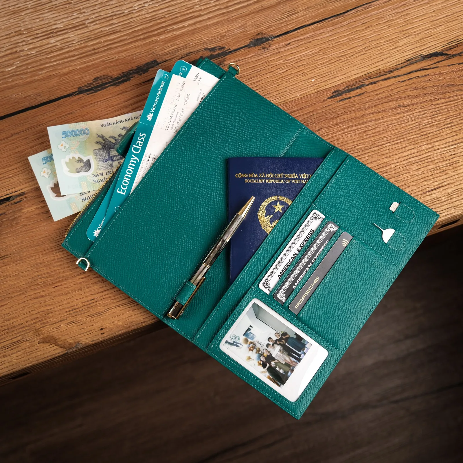 Ảnh Studio Ví đựng hộ chiếu da Epsom màu xanh teal kèm quai đeo tay - Koi Leather