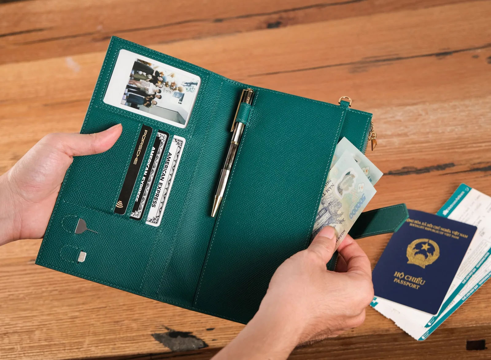 Ảnh Lifestyle Ví đựng hộ chiếu da Epsom màu xanh teal kèm quai đeo tay - Koi Leather
