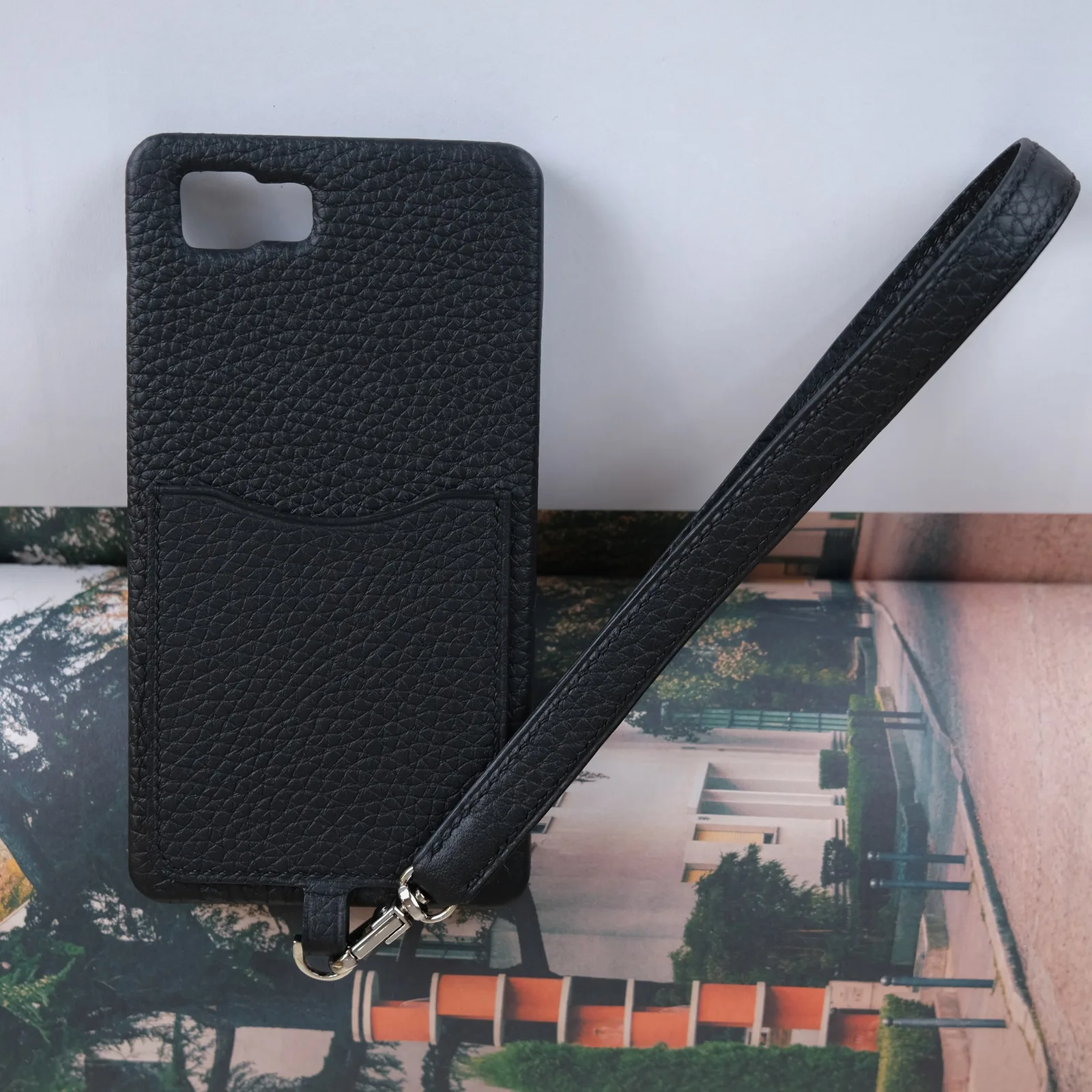 Ảnh Studio Ốp lưng điện thoại da Togo màu đen kèm ngăn thẻ và dây đeo - Koi Leather