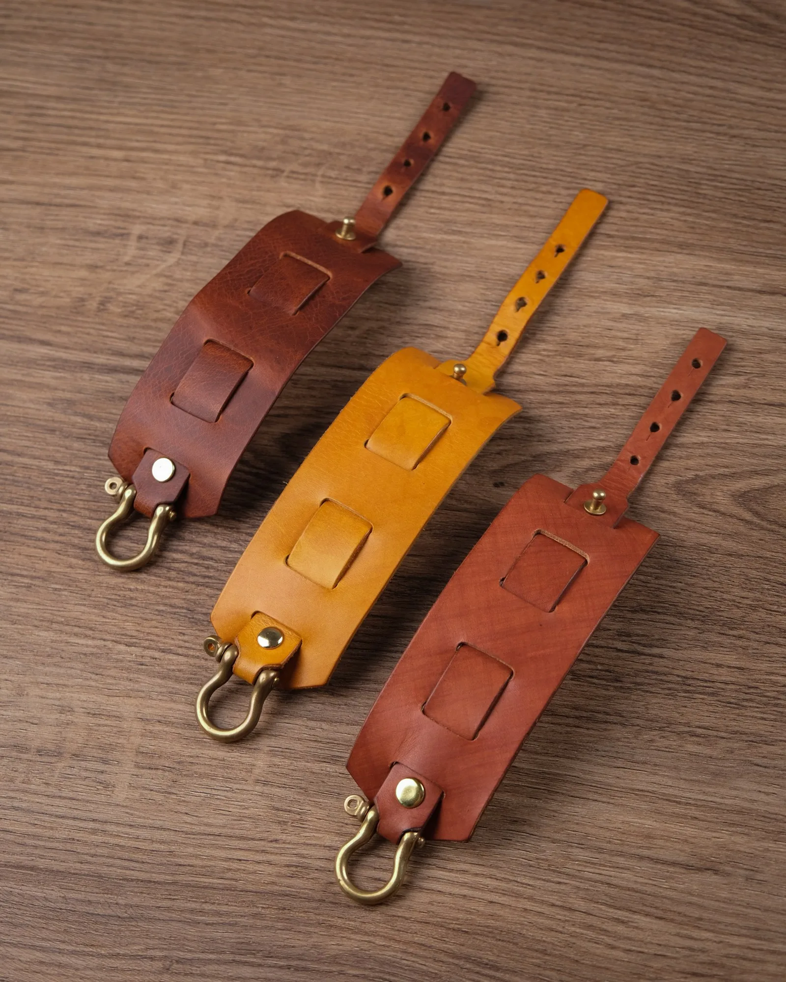 Ảnh Studio Vòng tay da bò bản to khóa cùm chữ U - Koi Leather