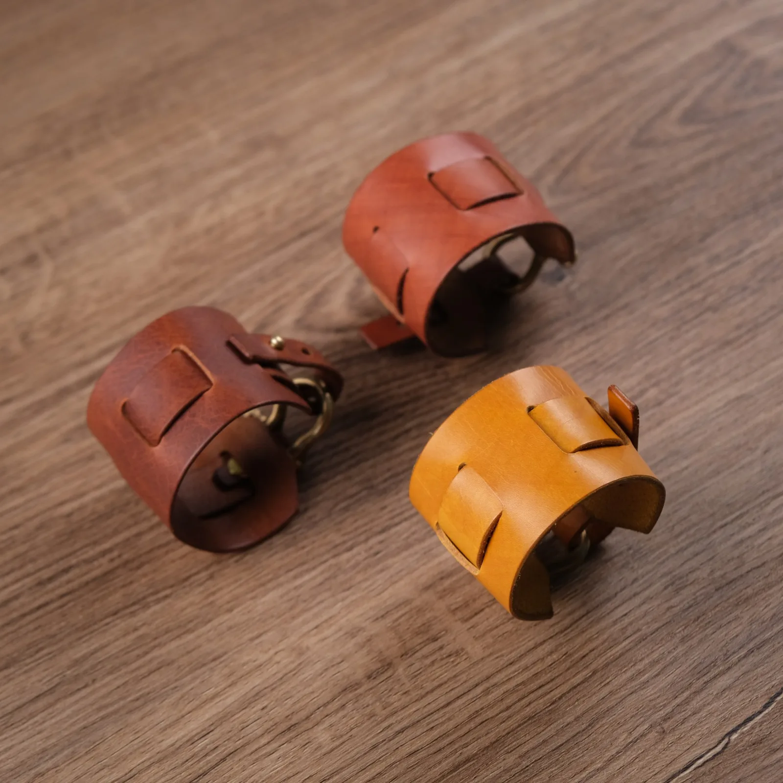 Ảnh Studio Vòng tay da bò bản to khóa cùm chữ U - Koi Leather