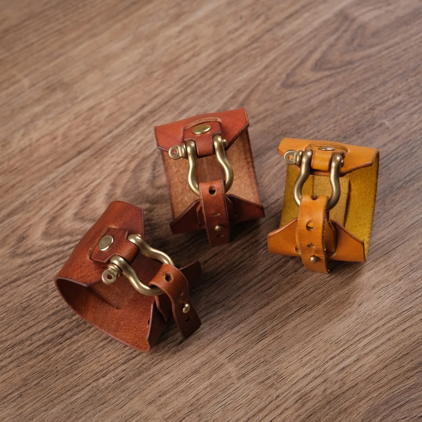 Ảnh Studio Vòng tay da bò bản to khóa cùm chữ U - Koi Leather