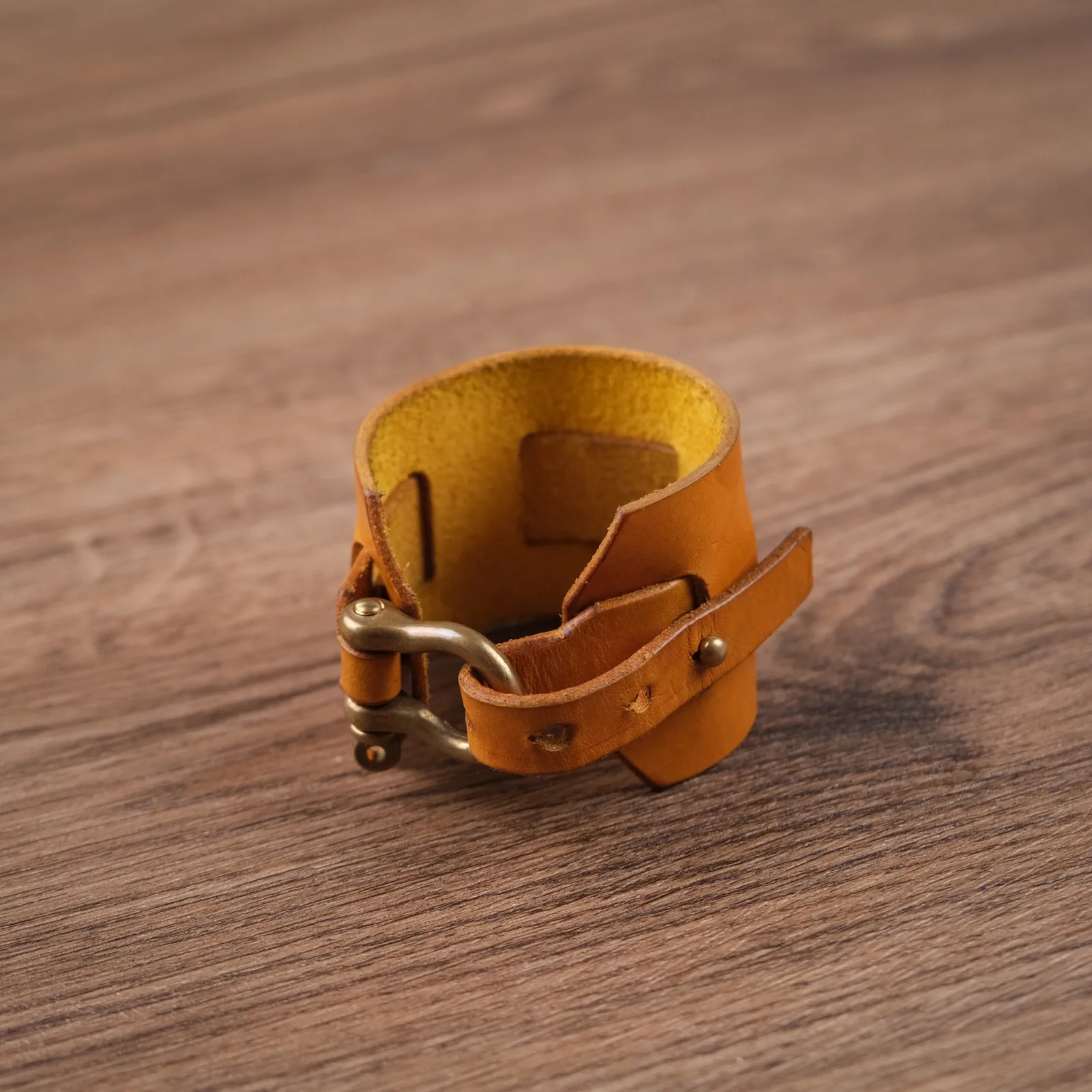 Ảnh Studio Vòng tay da bò bản to khóa cùm chữ U - Koi Leather