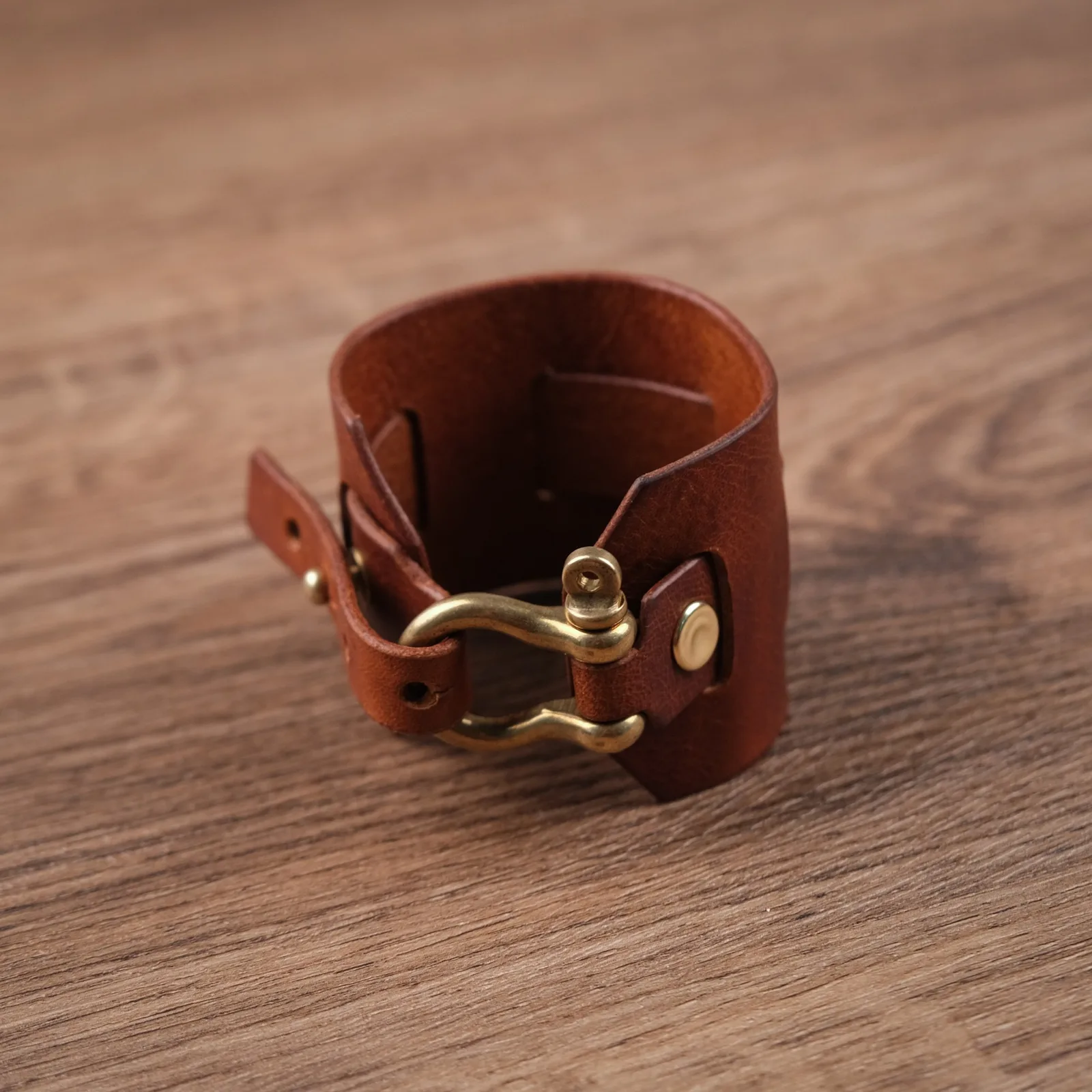 Ảnh Studio Vòng tay da bò bản to khóa cùm chữ U - Koi Leather