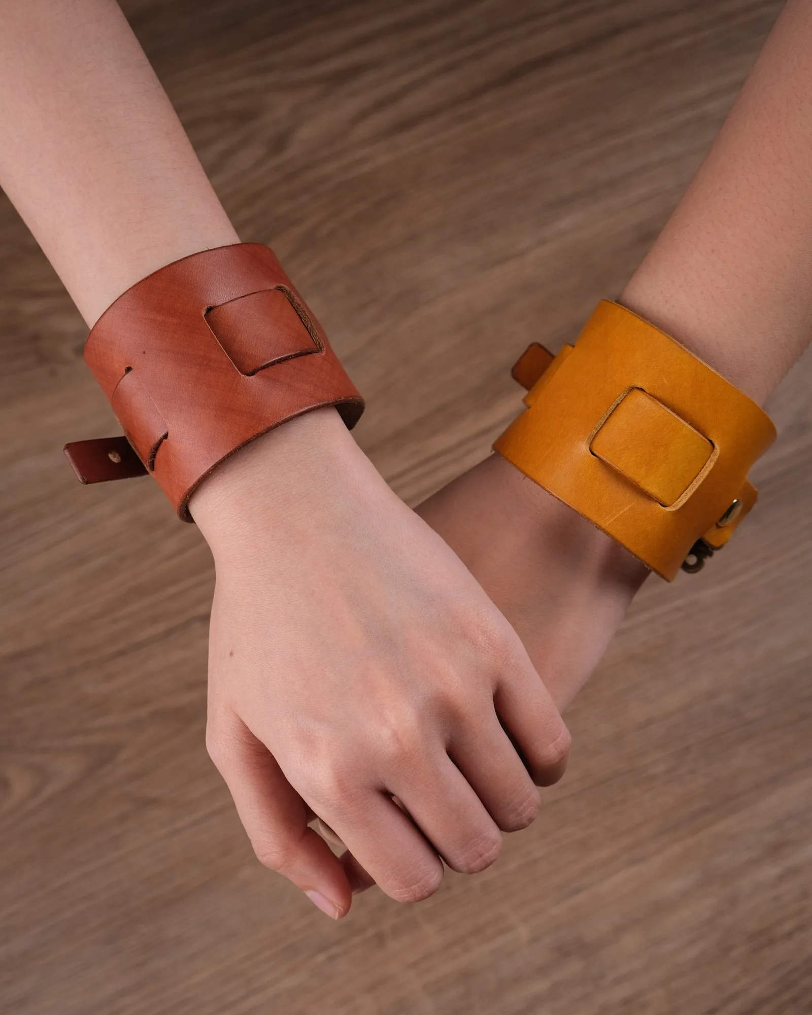 Ảnh Lifestyle Vòng tay da bò bản to khóa cùm chữ U - Koi Leather