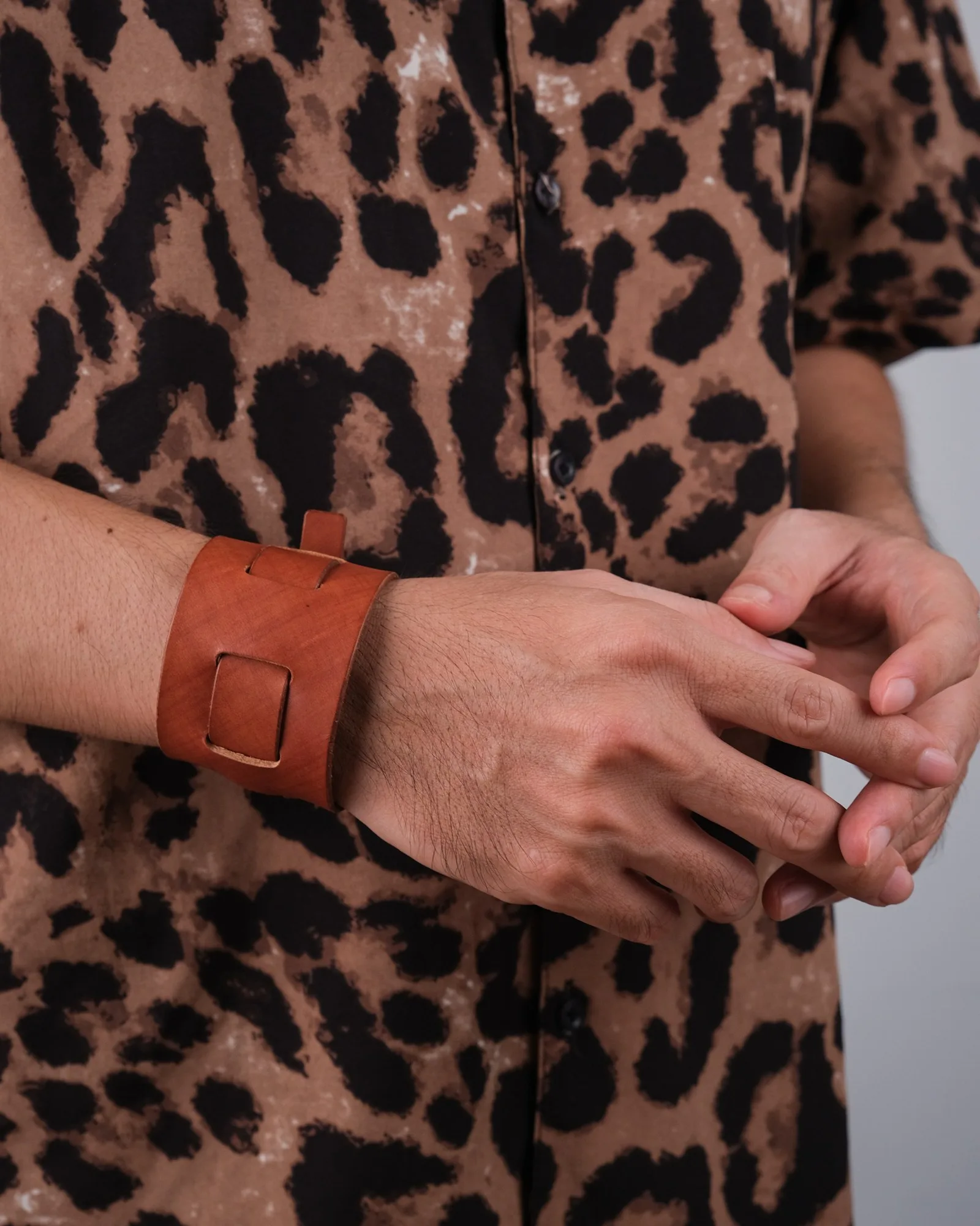 Ảnh Lifestyle Vòng tay da bò bản to khóa cùm chữ U - Koi Leather