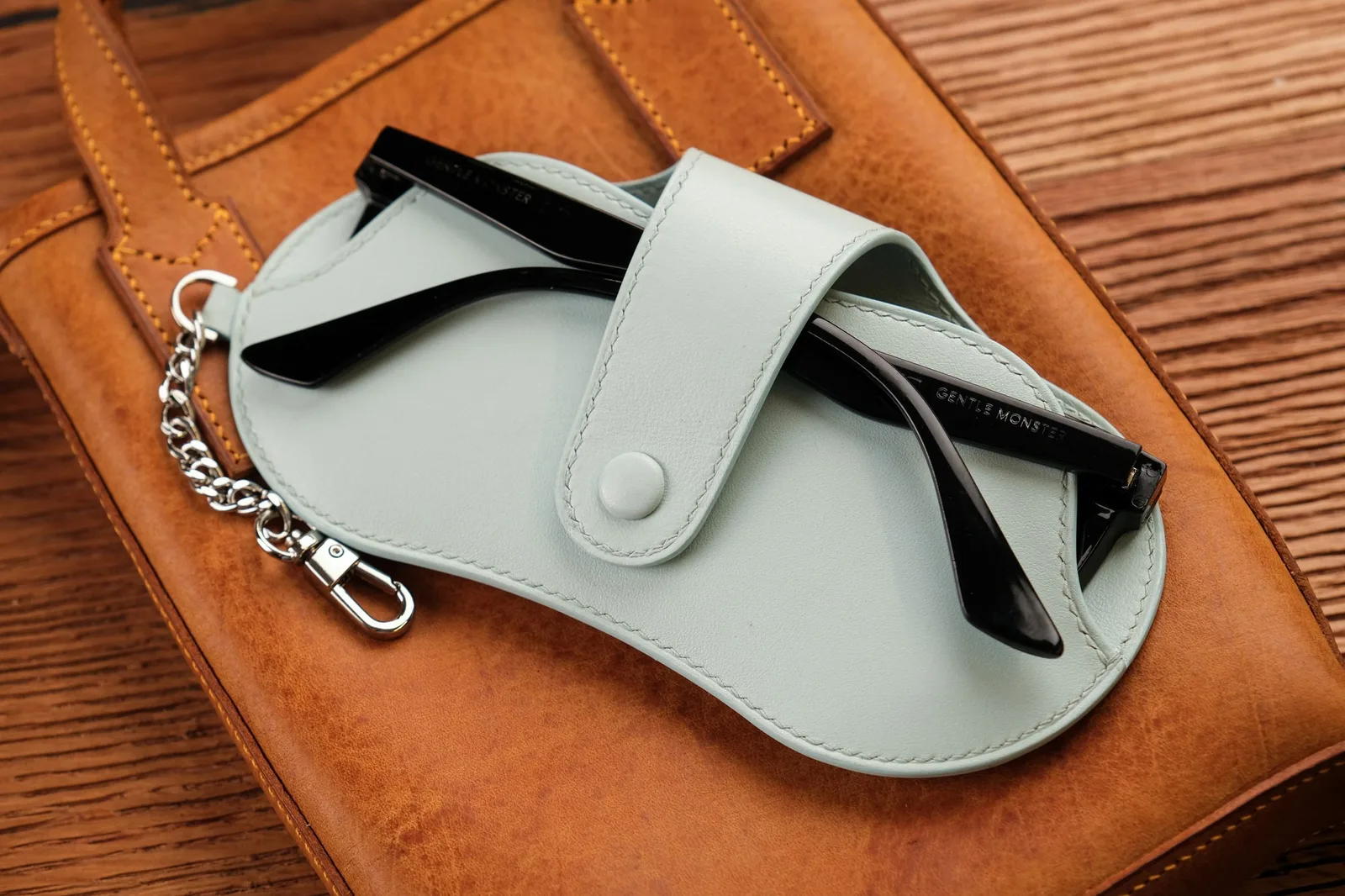 Ảnh Lifestyle Bao da đựng kính mắt kèm móc xích treo túi màu xanh nhạt - Koi Leather