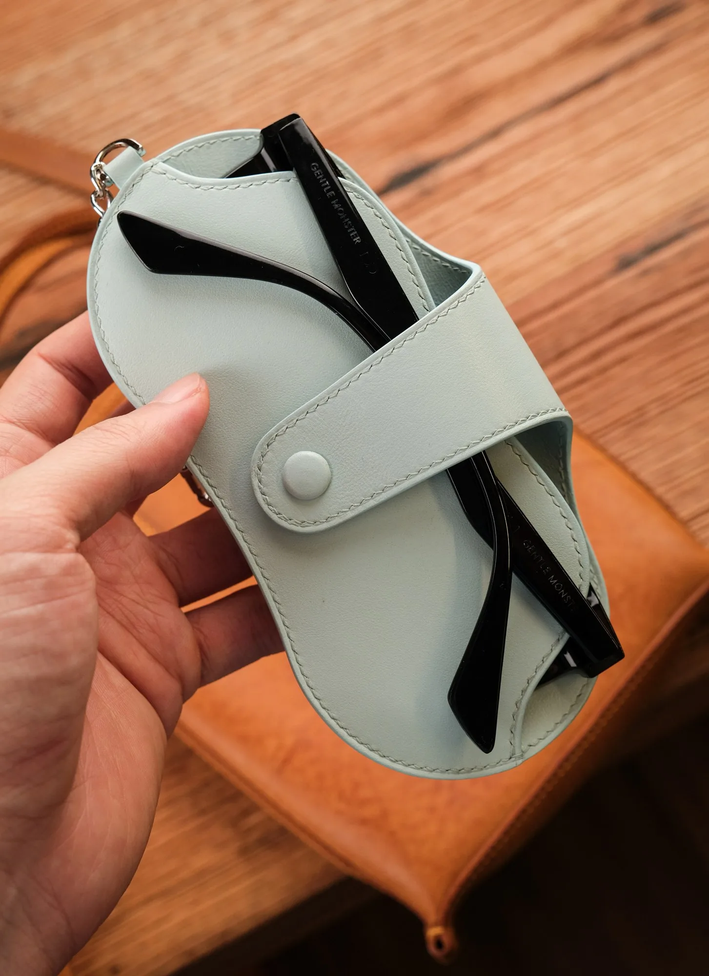 Ảnh Lifestyle Bao da đựng kính mắt kèm móc xích treo túi màu xanh nhạt - Koi Leather