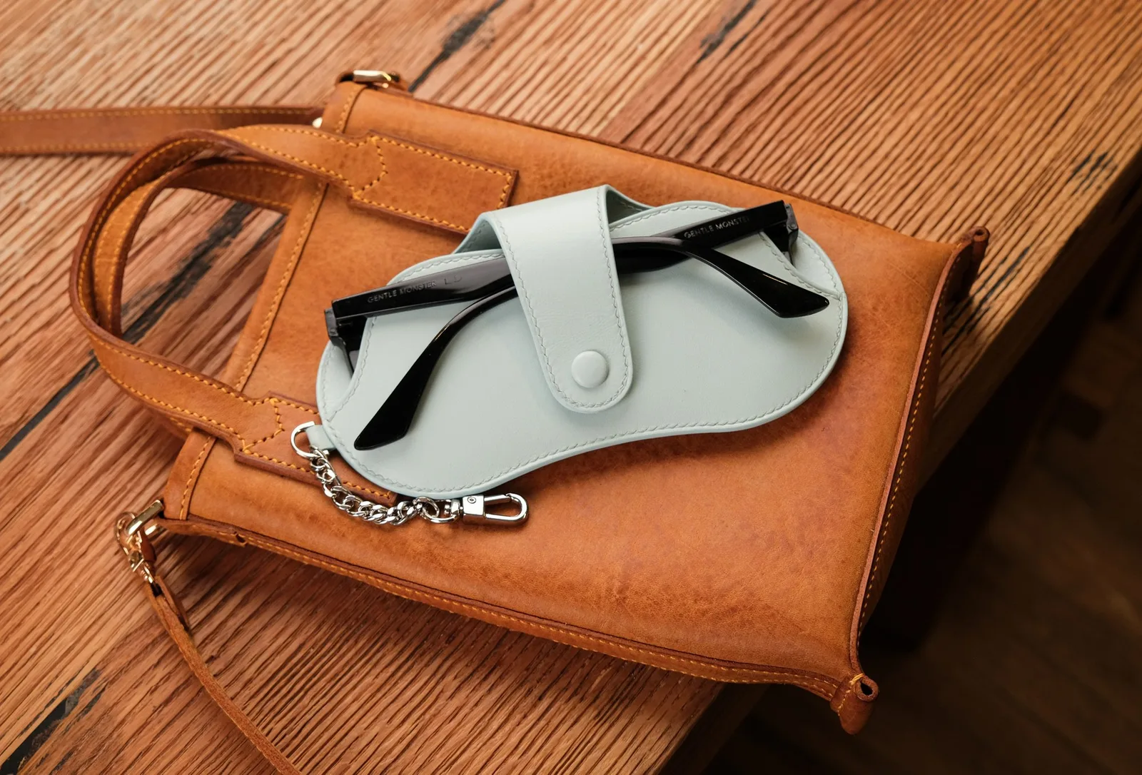 Ảnh Lifestyle Bao da đựng kính mắt kèm móc xích treo túi màu xanh nhạt - Koi Leather