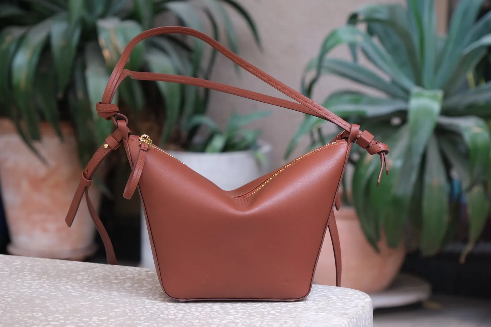 Ảnh Lifestyle Túi da đeo vai dáng thuyền quai thắt nút màu nâu cam - Koi Leather