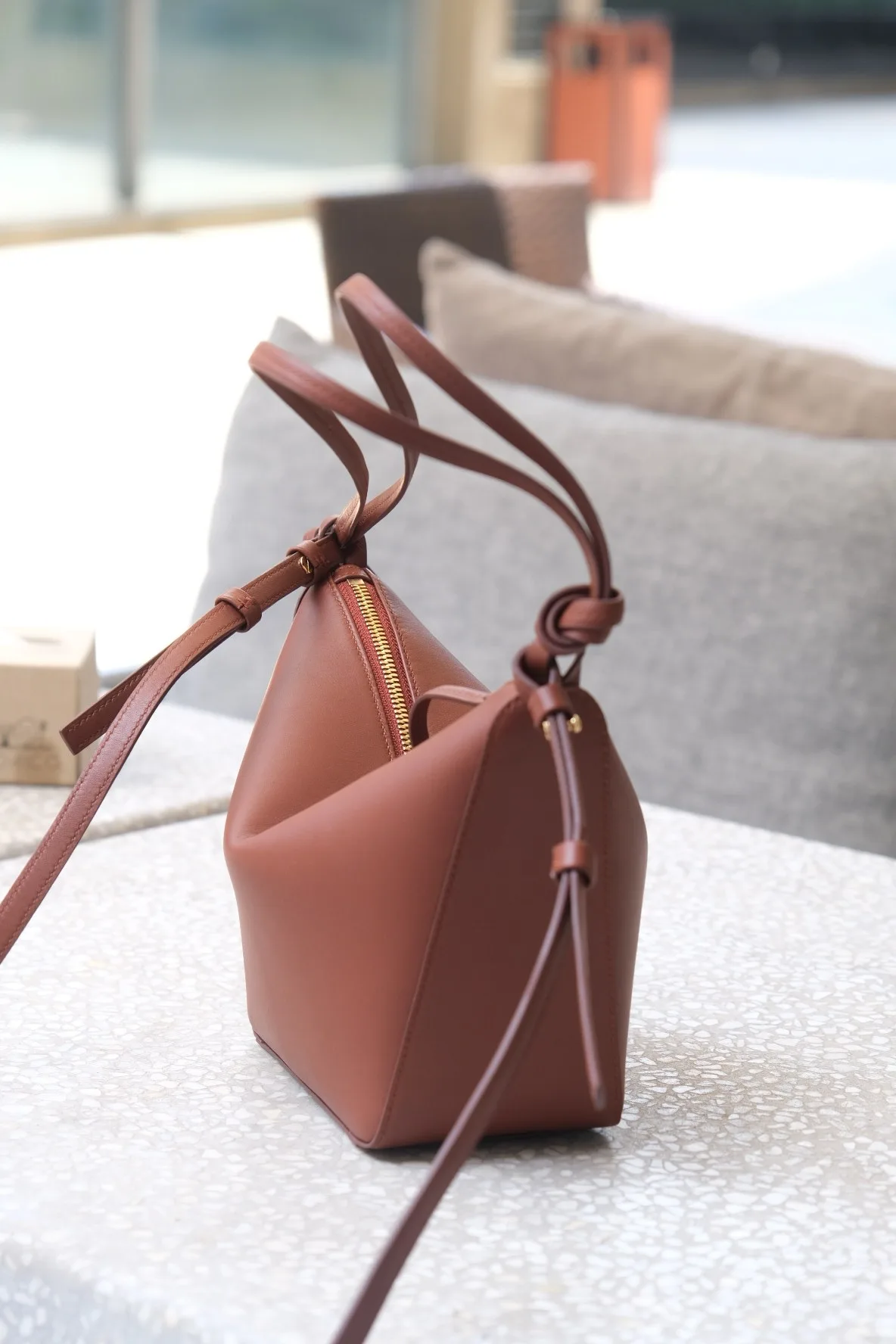Ảnh Lifestyle Túi da đeo vai dáng thuyền quai thắt nút màu nâu cam - Koi Leather