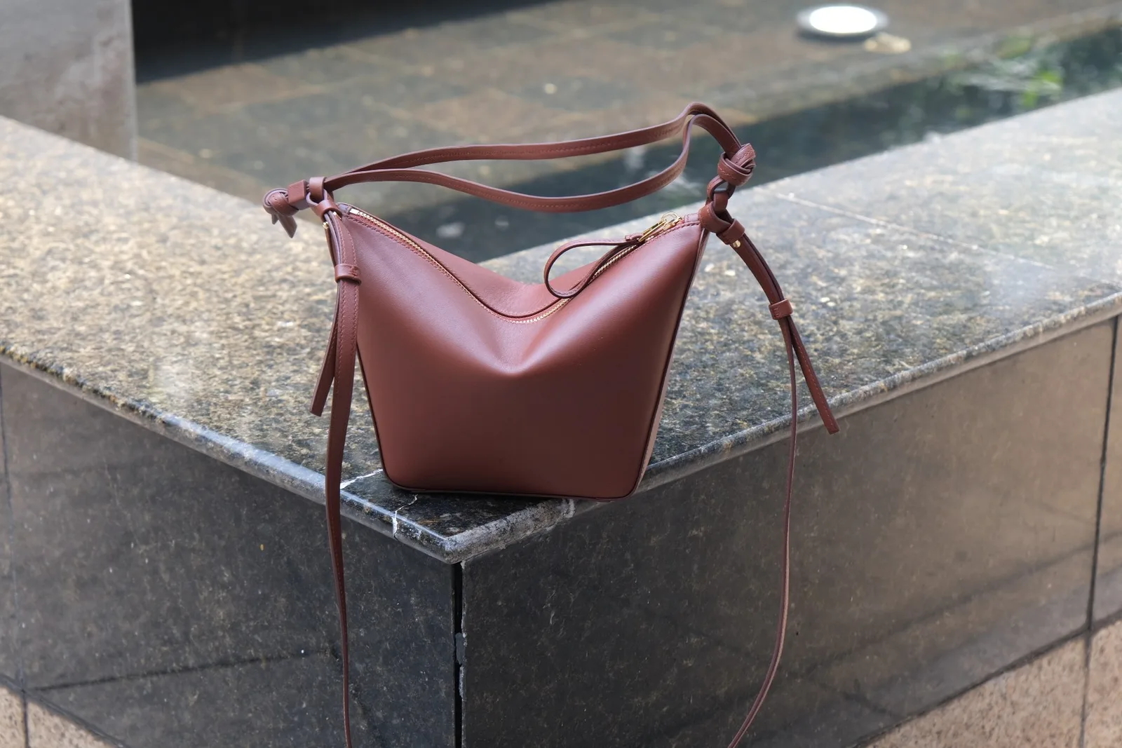 Ảnh Lifestyle Túi da đeo vai dáng thuyền quai thắt nút màu nâu cam - Koi Leather