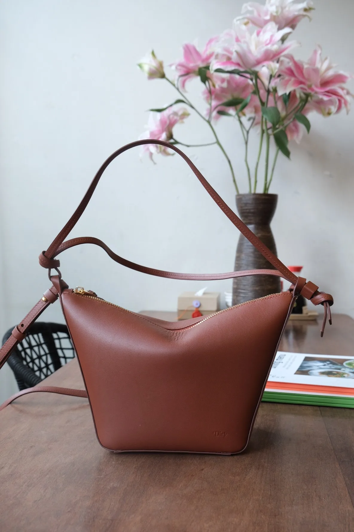Ảnh Lifestyle Túi da đeo vai dáng thuyền quai thắt nút màu nâu cam - Koi Leather
