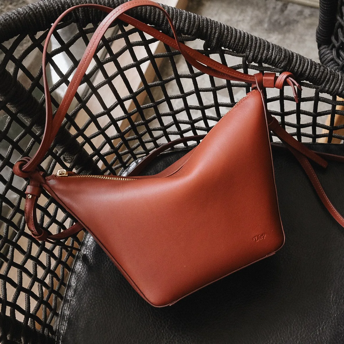 Ảnh Lifestyle Túi da đeo vai dáng thuyền quai thắt nút màu nâu cam - Koi Leather