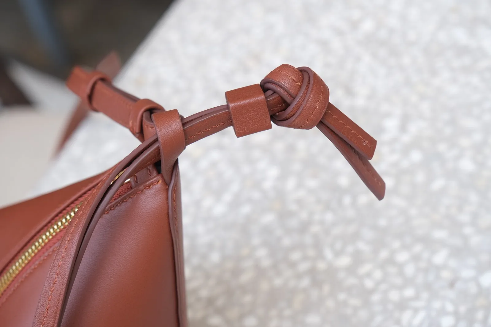 Ảnh Lifestyle Túi da đeo vai dáng thuyền quai thắt nút màu nâu cam - Koi Leather