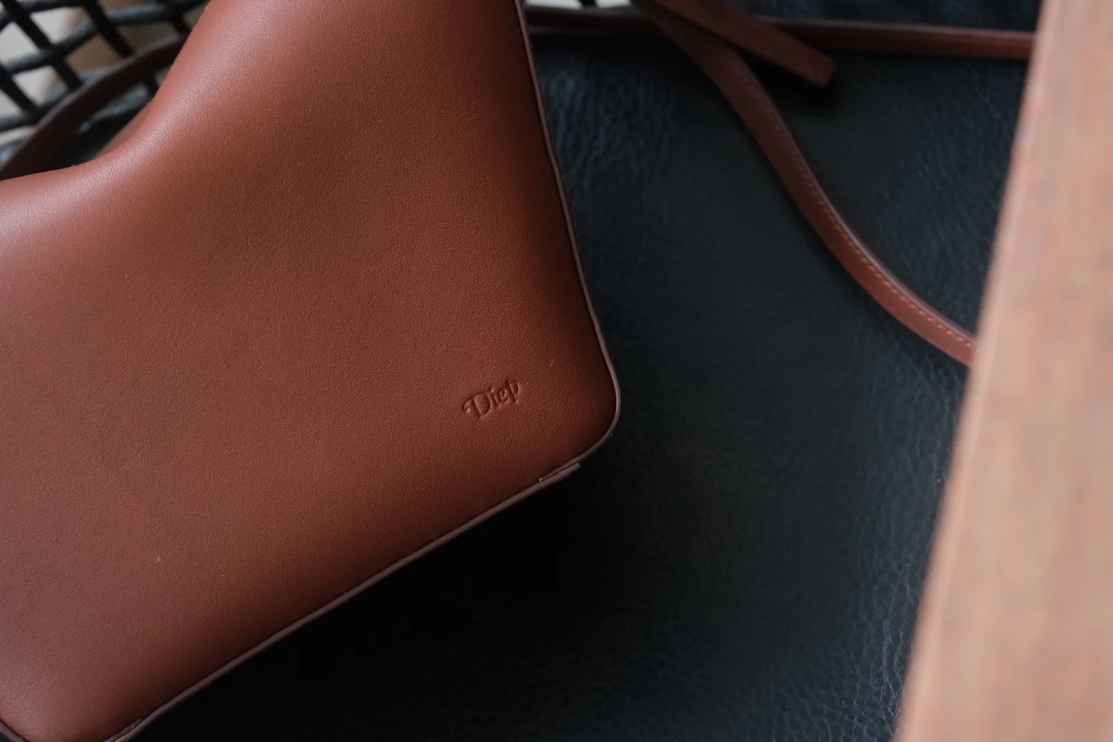 Ảnh Túi da đeo vai dáng thuyền quai thắt nút màu nâu cam - Koi Leather