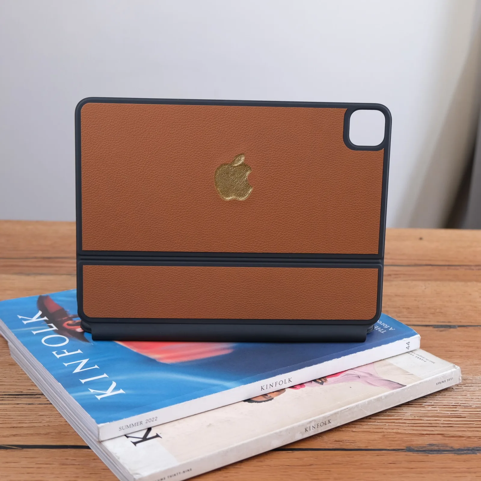 Ảnh Lifestyle Ốp da bàn phím iPad da bò Epsom màu nâu bò - Koi Leather