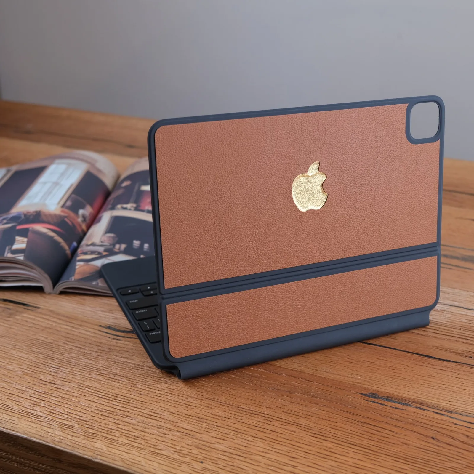 Ảnh Lifestyle Ốp da bàn phím iPad da bò Epsom màu nâu bò - Koi Leather