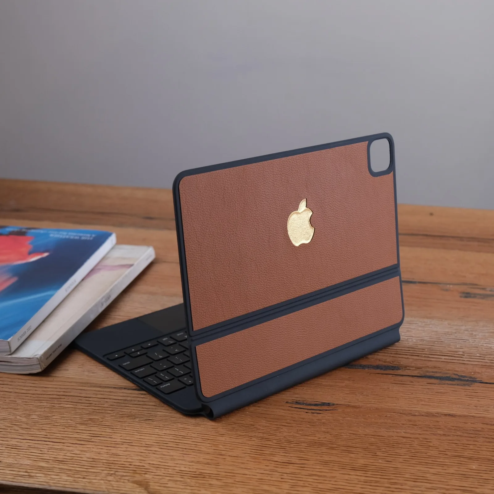 Ảnh Lifestyle Ốp da bàn phím iPad da bò Epsom màu nâu bò - Koi Leather