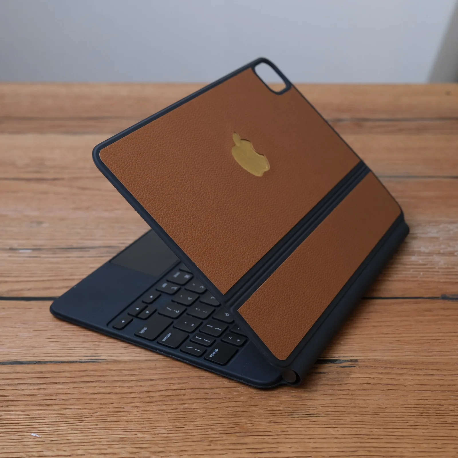 Ảnh Studio Ốp da bàn phím iPad da bò Epsom màu nâu bò - Koi Leather