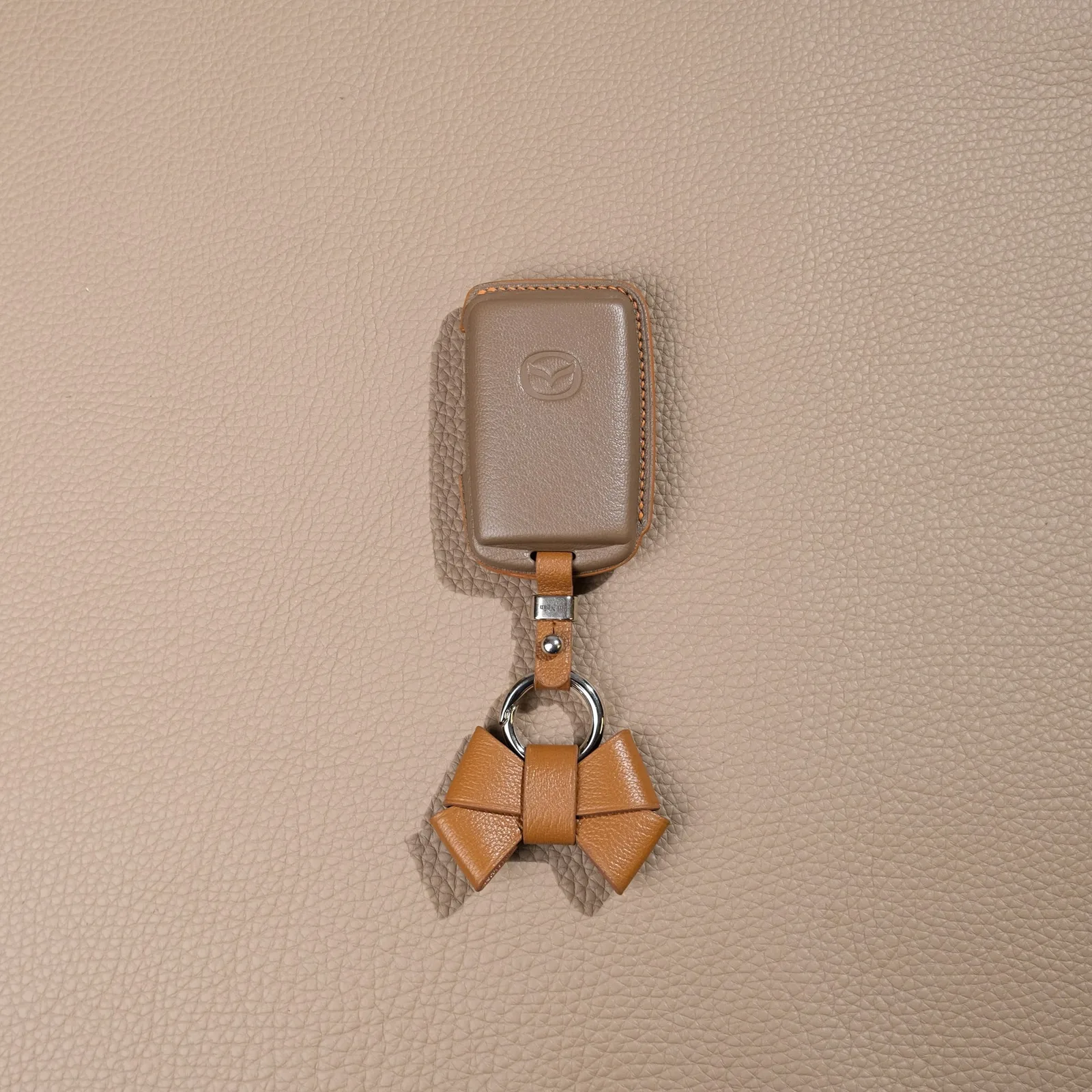 Ảnh Studio Bọc chìa khóa ô tô Mazda da dê Alran kèm nơ - Koi Leather