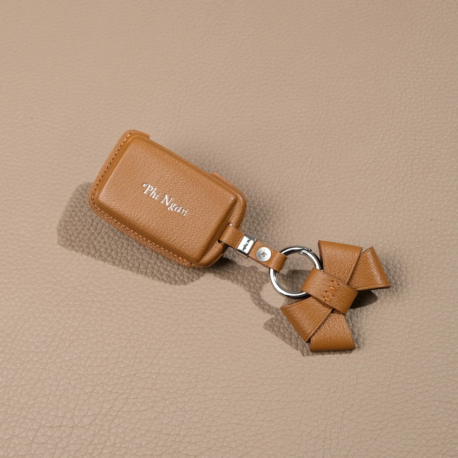 Ảnh Studio Bọc chìa khóa ô tô Mazda da dê Alran kèm nơ - Koi Leather
