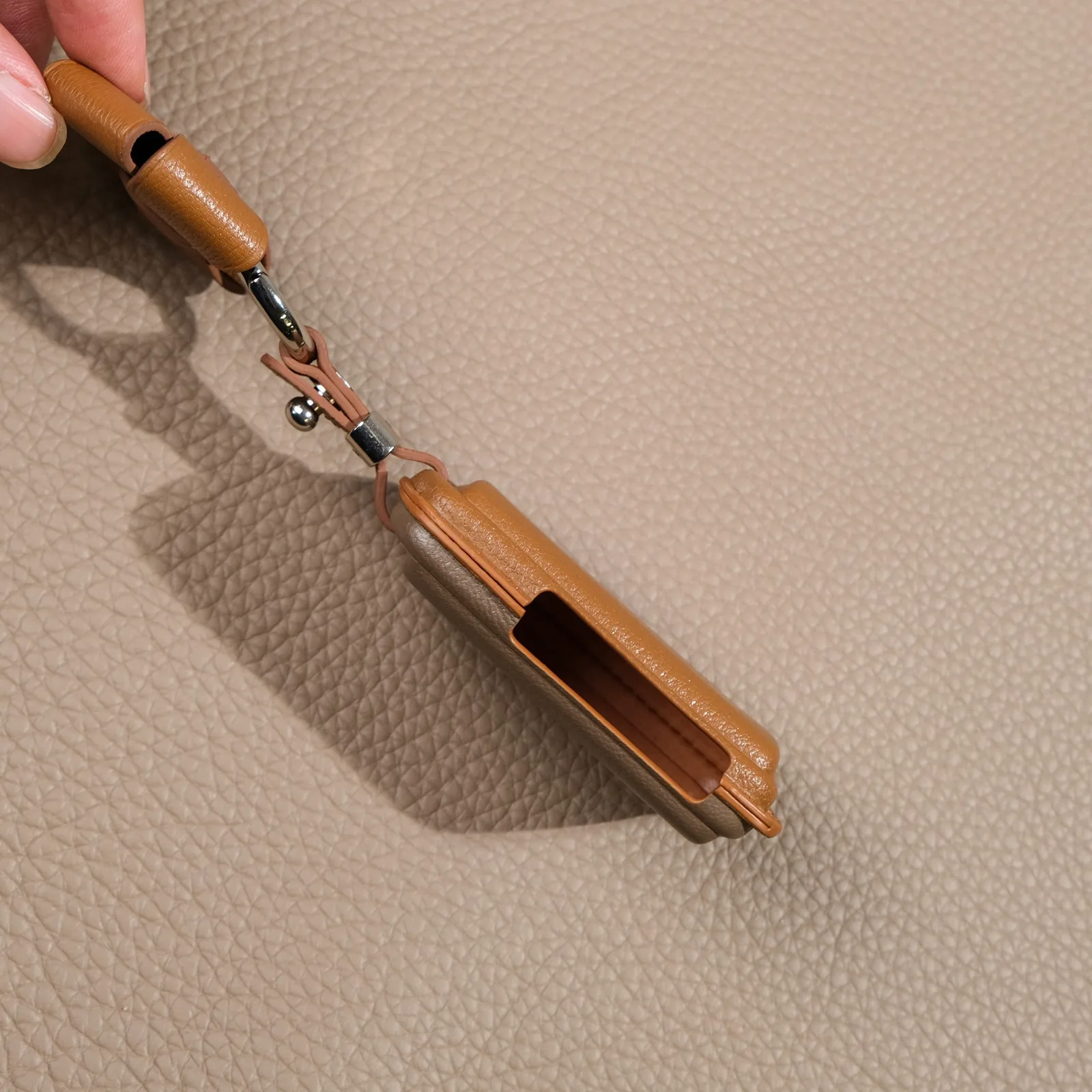 Ảnh Studio Bọc chìa khóa ô tô Mazda da dê Alran kèm nơ - Koi Leather