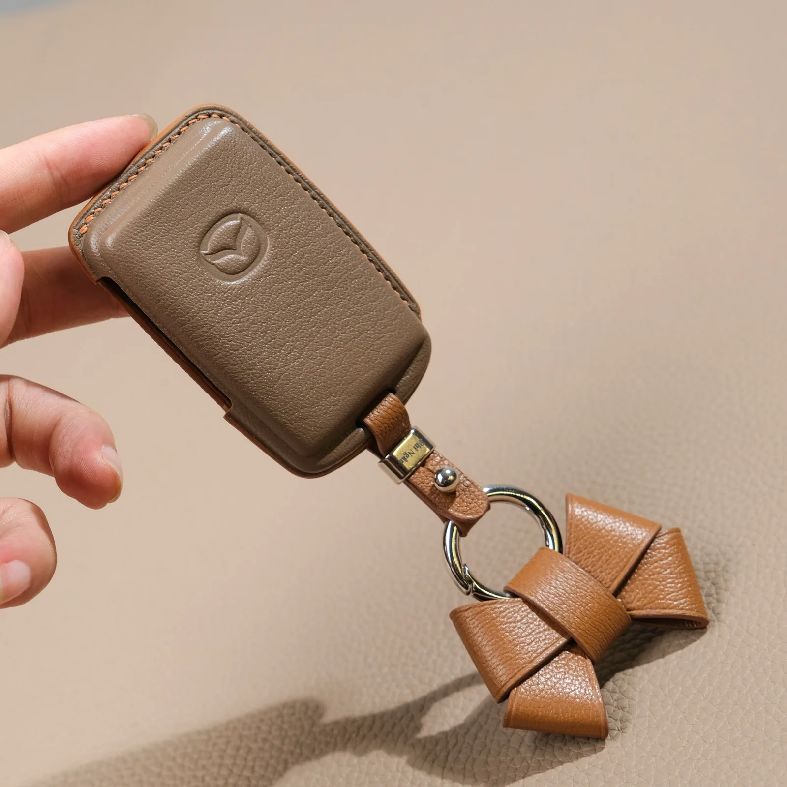 Ảnh Lifestyle Bọc chìa khóa ô tô Mazda da dê Alran kèm nơ - Koi Leather